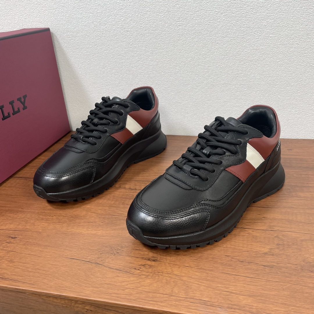 NO:273865,Code BALLY/Bali Men's new leather sneakers, top quality products from Dongguan!  This sneaker is made of multi-layer cowhide composite splicing, blending smooth calfskin, grain cowhide and suede cowhide. The tongue is decorated with logo brand rubber badges, silk-print BALLY letter logo on the side, paired with Vibram anti-slip wear-resistant rubber sole with strong grip, fabric lining, soft sheepskin and cow back-velvet shoe mouth wrap, cowhide insole with fabric logo, comfortable, breathable and durable on the feet!  Fitted with a full set of dustproof bags in original packaging!  Size number 39-40-41-42-43-44 Standard leather shoe size Article number MSK031 Black, Bally,sneakers,cowhide,sheepskin19860909编码 BALLY/巴利 男士新款皮革运动鞋 莞产顶级精品！这款运动鞋采用多层牛皮复合拼接,融入光滑小牛皮、粒面牛皮革和绒面牛皮革,鞋舌饰有logo品牌橡胶徽章,侧面丝印BALLY字母标识,搭配Vibram防滑耐磨橡胶鞋底抓地力强,织物内里,柔软羊皮及牛反绒鞋口包裹,牛皮鞋垫带织物徽标,上脚舒适透气耐看！配全套原包装防尘袋！ 码数39-40-41-42-43-44 标准皮鞋码 货号MSK031 黑色,,bally,sneakers,cowhide,sheepskin,Men's shoes