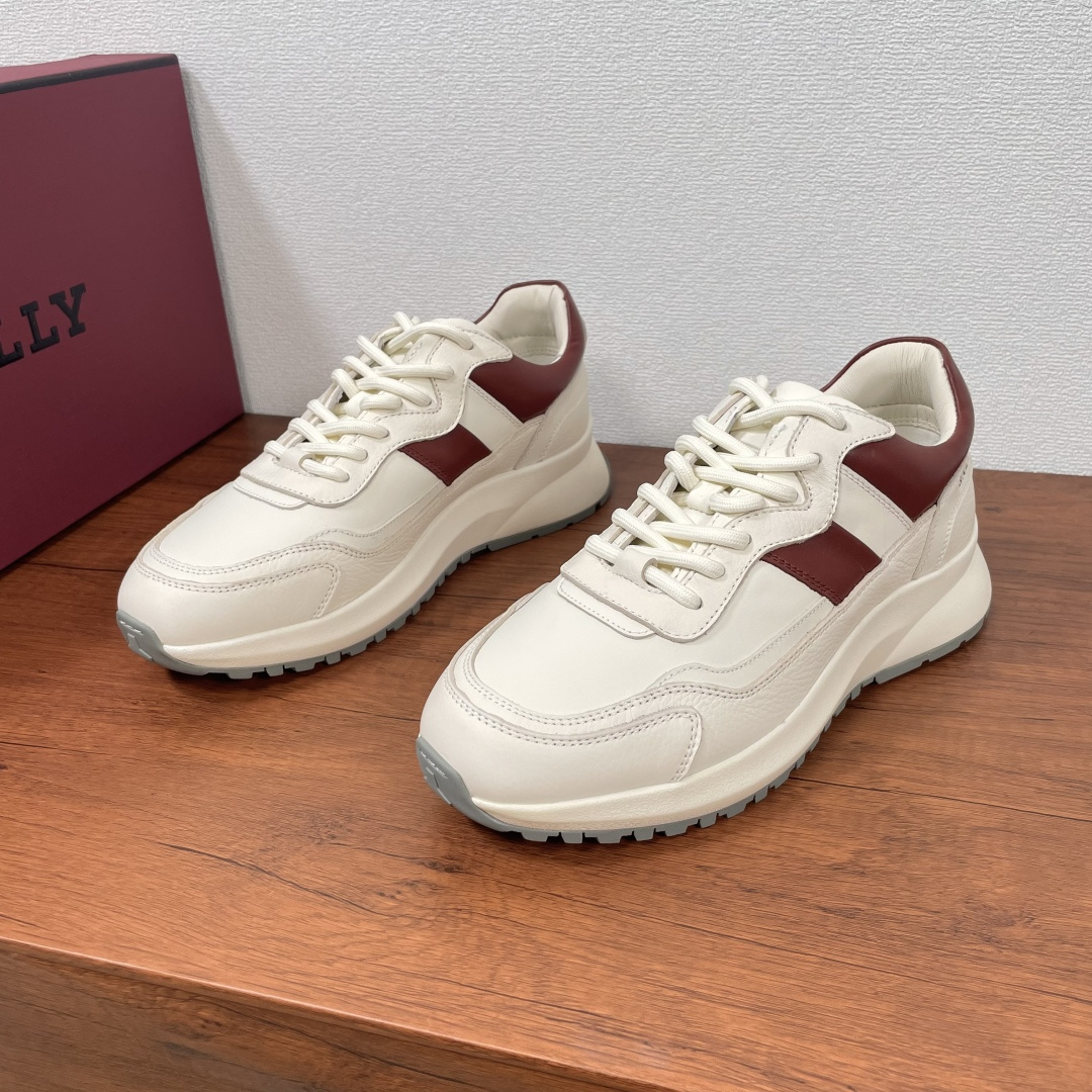 NO:273863,Code BALLY/Bali Men's new leather sneakers, top quality products from Dongguan!  This sneaker is made of multi-layer cowhide composite splicing, blending smooth calfskin, grain cowhide and suede cowhide. The tongue is decorated with logo brand rubber badges, silk-print BALLY letter logo on the side, paired with Vibram anti-slip wear-resistant rubber sole with strong grip, fabric lining, soft sheepskin and cow back-velvet shoe mouth wrap, cowhide insole with fabric logo, comfortable, breathable and durable on the feet!  Fitted with a full set of dustproof bags in original packaging!  Size number 39-40-41-42-43-44 Standard leather shoe size Article number MSK031 White brown, Bally, Sneakers, cowhide, sheepskin19860909编码 BALLY/巴利 男士新款皮革运动鞋 莞产顶级精品！这款运动鞋采用多层牛皮复合拼接,融入光滑小牛皮、粒面牛皮革和绒面牛皮革,鞋舌饰有logo品牌橡胶徽章,侧面丝印BALLY字母标识,搭配Vibram防滑耐磨橡胶鞋底抓地力强,织物内里,柔软羊皮及牛反绒鞋口包裹,牛皮鞋垫带织物徽标,上脚舒适透气耐看！配全套原包装防尘袋！ 码数39-40-41-42-43-44 标准皮鞋码 货号MSK031 白棕,,bally,sneakers,cowhide,sheepskin,Men's shoes