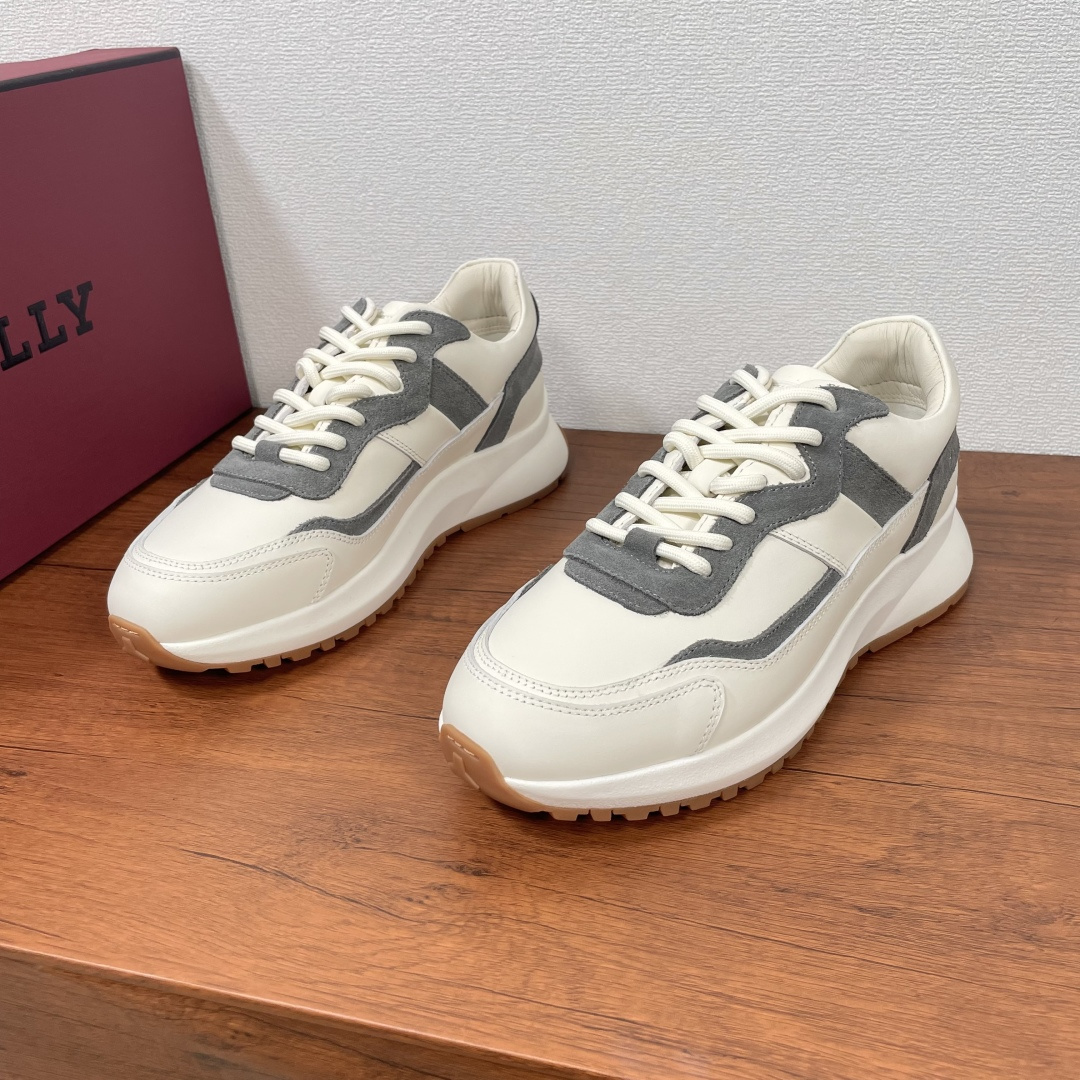 NO:273867,Code BALLY/Bali Men's new leather sneakers, top quality products from Dongguan!  This sneaker is made of multi-layer cowhide composite splicing, blending smooth calfskin, grain cowhide and suede cowhide. The tongue is decorated with logo brand rubber badges, silk-print BALLY letter logo on the side, paired with Vibram anti-slip wear-resistant rubber sole with strong grip, fabric lining, soft sheepskin and cow back-velvet shoe mouth wrap, cowhide insole with fabric logo, comfortable, breathable and durable on the feet!  Fitted with a full set of dustproof bags in original packaging!  Number of codes 39-40-41-42-43-44 Standard leather shoe size Article number MSK031 White gray, Bally,sneakers,cowhide,sheepskin19860909编码 BALLY/巴利 男士新款皮革运动鞋 莞产顶级精品！这款运动鞋采用多层牛皮复合拼接,融入光滑小牛皮、粒面牛皮革和绒面牛皮革,鞋舌饰有logo品牌橡胶徽章,侧面丝印BALLY字母标识,搭配Vibram防滑耐磨橡胶鞋底抓地力强,织物内里,柔软羊皮及牛反绒鞋口包裹,牛皮鞋垫带织物徽标,上脚舒适透气耐看！配全套原包装防尘袋！ 码数39-40-41-42-43-44 标准皮鞋码 货号MSK031 白灰,,bally,sneakers,cowhide,sheepskin,Men's shoes