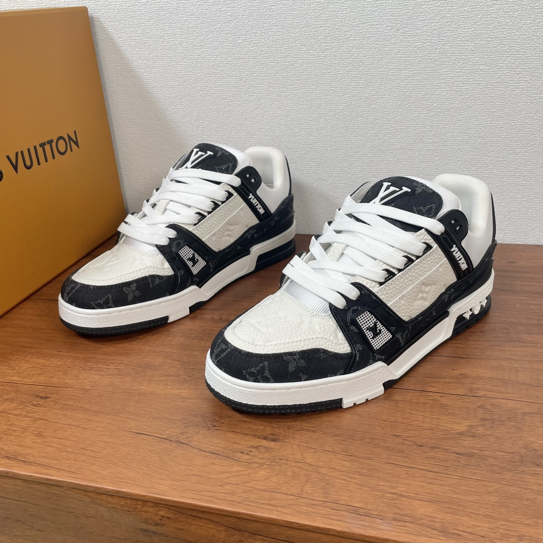 NO:273861,Coded LV Vuitton World LV TRAINER series sneakers for men shipment Virgil Abloh draws inspiration from the design of basketball shoes and launches the iconic LV Trainer sneakers. This time, the material is made of finely imprinted Monogram pattern grained calfskin, the tongue is decorated with LV letters, the side is decorated with Vuitton logo, and the outsole is decorated with Monogram flowers, and continues the comfort experience brought by the innovative gel outsole. There is no need to say much about the comfort of the donkey's shoes. This time, the denim matching theme is highlighted. The effect of black denim/blue denim and grained cowhide can highlight the masculinity. With a full set of packaging!  Men's size 39-40-41-42-43-44 (38/45 can be customized but does not support return and exchange) Women's size 35-36-37-38-39 (40 can be customized but does not support return and exchange) Standard leather shoe size Article number 0159 print Denim black,, louis vuitton,louis vuitton,louis vuitton,sneakers,cowhide19860909编码 LV威登世界 LV TRAINER系列运动鞋男款出货 Virgil Abloh 向篮球鞋设计汲取灵感,推出标志性 LV Trainer 运动鞋,此次取材压印细腻 Monogram 图案的粒面小牛皮,鞋舌饰有 LV 字母,侧面饰有 Vuitton 标识,外底饰有 Monogram 花卉,并延续创新凝胶外底带来的舒适体验.驴家的鞋子舒适度是不必多说.这次凸出牛仔搭配主题 黑色牛仔布/蓝色牛仔布搭配粒纹牛皮效果更能凸出男性气质.配全套包装 ！ 男码39-40-41-42-43-44（38/45可定做但不支持退换） 女码35-36-37-38-39（40可定做但不支持退换） 标准皮鞋尺码 货号0159印花 牛仔黑,,louis vuitton,louis vuitton,louis vuitton,sneakers,cowhide,Men's shoes