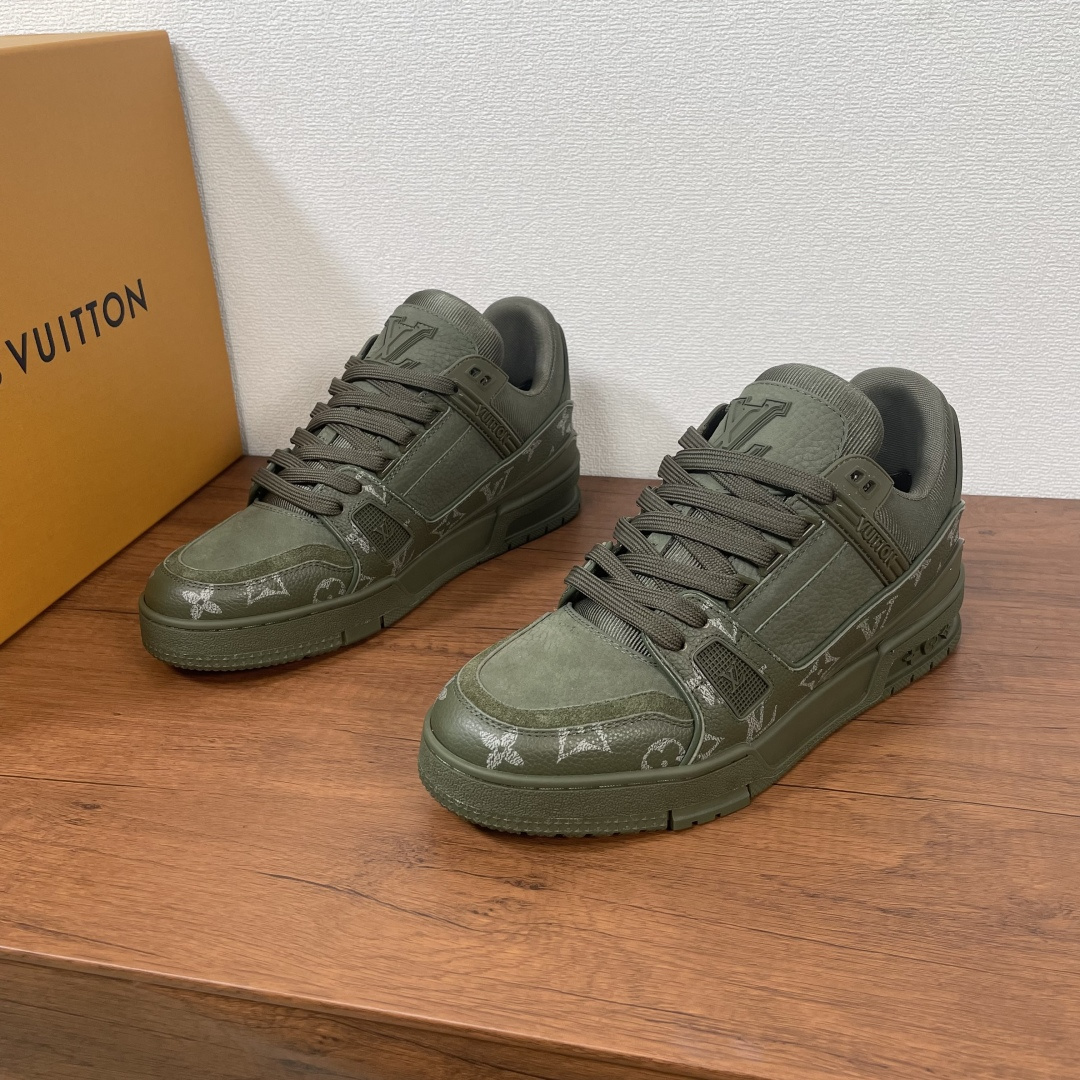 NO:273859,Coded New LV TRAINER Men's Sports Shoes Shipping This LV Trainer sneakers interpret the sporty style with grained suede leather, and replicate the Monogram canvas appearance with exquisite trim. The rubber LV letters and Vuitton logo establish recognition, and the technological outsole blooms Monogram flowers. The tongue and heel are decorated with rubber LV letters, the outsole is decorated with Monogram flowers, a classic and complex upper, and the fabric inner footbed, which continues the comfort experience of this series. It is equipped with a full set of packaging dust bags in the original box!  Number of codes 39-40-41-42-43-44 Standard leather shoe size (38/45 can be customized but does not support return and exchange) Item number 0159 leather print Military green, louis vuitton, sneakers, cowhide19860909编码 新款LV TRAINER 男士运动鞋出货 本款 LV Trainer 运动鞋以粒面正绒面牛皮革演绎运动风尚,借由考究饰边复刻 Monogram 帆布外观.橡胶 LV 字母和 Vuitton 标识树立辨识度,科技外底绽放 Monogram 花卉.鞋舌及后跟饰有橡胶 LV 字母,外底饰有 Monogram 花卉,经典繁复鞋面,织物内里垫脚,延续此系列舒适体验.配原盒全套包装防尘袋！ 码数39-40-41-42-43-44 标准皮鞋码（38/45可定做不支持退换货） 货号0159拼皮印花 军绿,,louis vuitton,sneakers,cowhide,Men's shoes