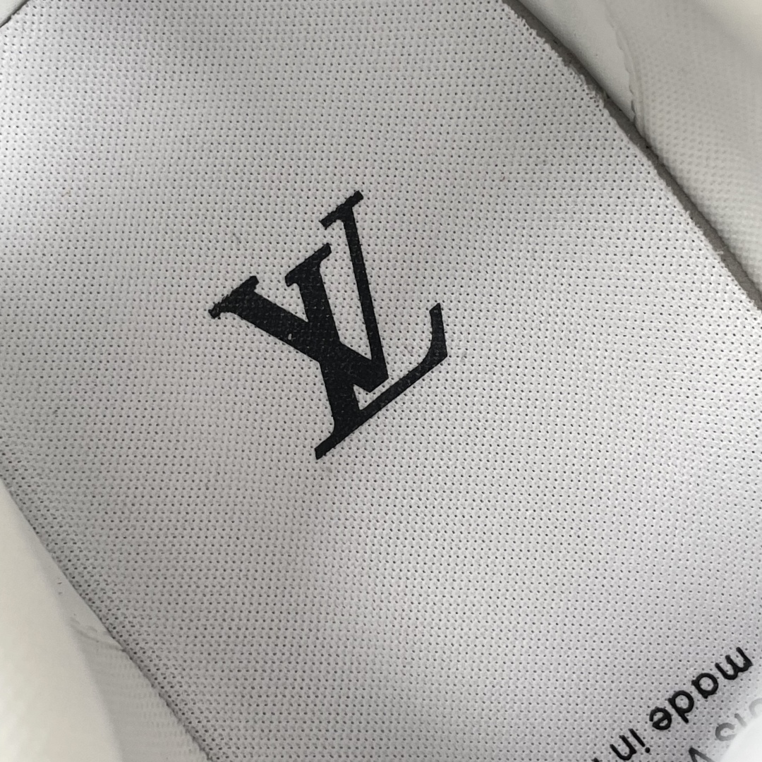 Louis Vuitton Trainer Sneakers in White and Red Leather, Size 39-44 8 cmp i1742039251049 4740 0 6