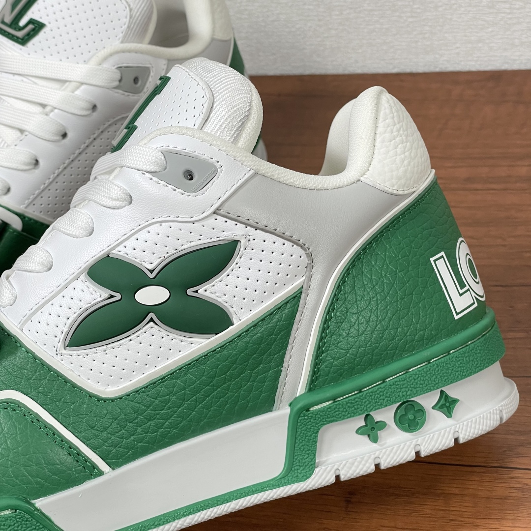 Louis Vuitton Trainer Sneakers in Green and White Leather 9 cmp i1742039267563 1156 0 7