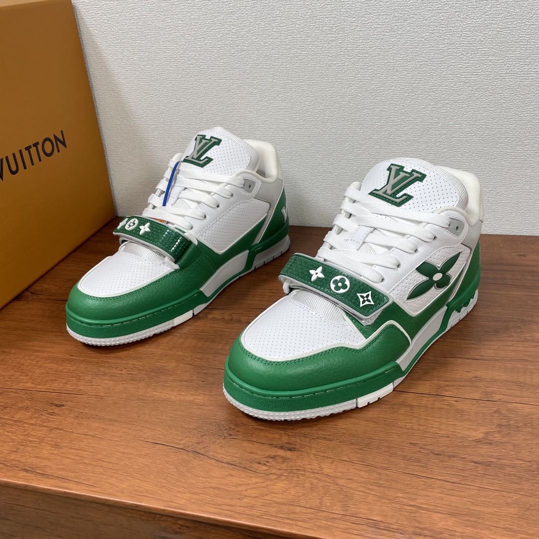 Louis Vuitton Trainer Sneakers in Green and White Leather 2 cmp i1742039267569 2153 0 0