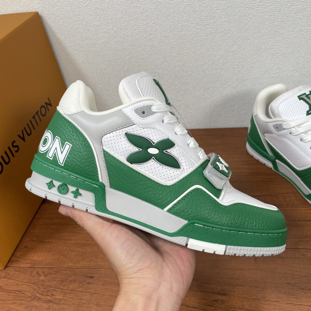 Louis Vuitton Trainer Sneakers in Green and White Leather 5 cmp i1742039267575 925 0 3