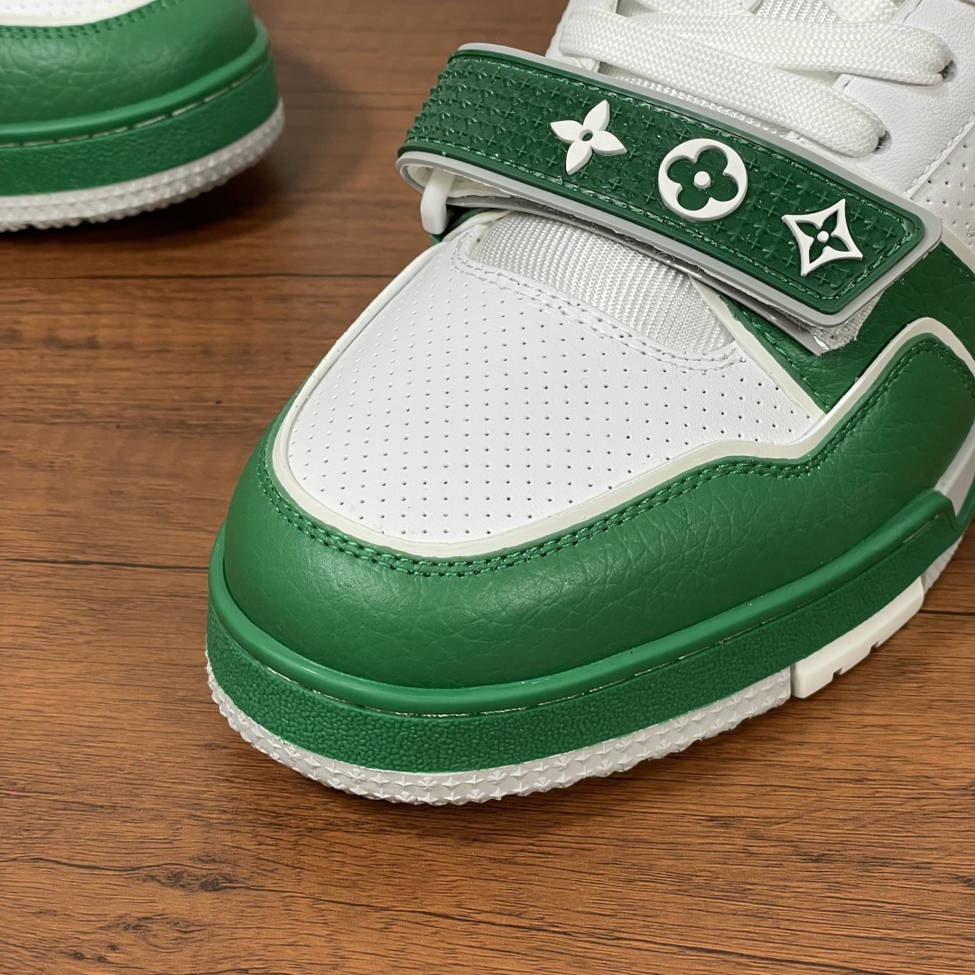 Louis Vuitton Trainer Sneakers in Green and White Leather 10 cmp i1742039267579 6435 0 8