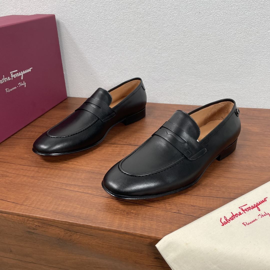 NO:274686,Code YS004050 Ferragamo Handmade boutique men's leather shoes Penny loafers Exclusive channel boutique, spot instant delivery!  This penny loafer shoe is a classic shoe style in a modern style, using calf leather imported from Italy, with delicate leather, shiny and resistant to crease. The inner lining of the calf leather is dyed, and the toe is slightly square, the instep is decorated with three-dimensional stitching, the lines are simple and neat, and the workmanship is fine. The heel is decorated with mother-of-pearl buttons, which is very modern. It is matched with genuine leather rubber composite sole and is comfortable and non-slip. Every detail is meticulous and meticulous, and is equipped with a full set of original packaging dust bags!  Supports all forms of comparison inspection. Size 38-39-40-41-42-43 Standard leather shoes size Article number 8021-10 Black, ferragamo, ferragamo, loafers, cowhide19860909编码YS004050 Ferragamo/菲拉格慕 手工精品男士皮鞋便士乐福鞋 独家渠道精品,现货秒发！ 这款便士乐福鞋鞋以现代风格演绎经典鞋款,采用意大利进口小牛皮皮面,皮质细腻、光泽透亮、耐折痕,本染小牛皮内里,固特异手工冷粘工艺,鞋头略呈方形,脚背饰以立体缝线,线条简约利落,做工精细,后跟外侧饰以珍珠贝母纽扣装饰, 十足现代风范.搭配真皮橡胶复合大底舒适防滑,每一个细节都是精工细作,配全套原包装防尘袋！支持一切形式对比验货. 尺码38-39-40-41-42-43 标准皮鞋尺码 货号8021-10 黑色,,ferragamo,ferragamo,loafers,cowhide,Men's shoes