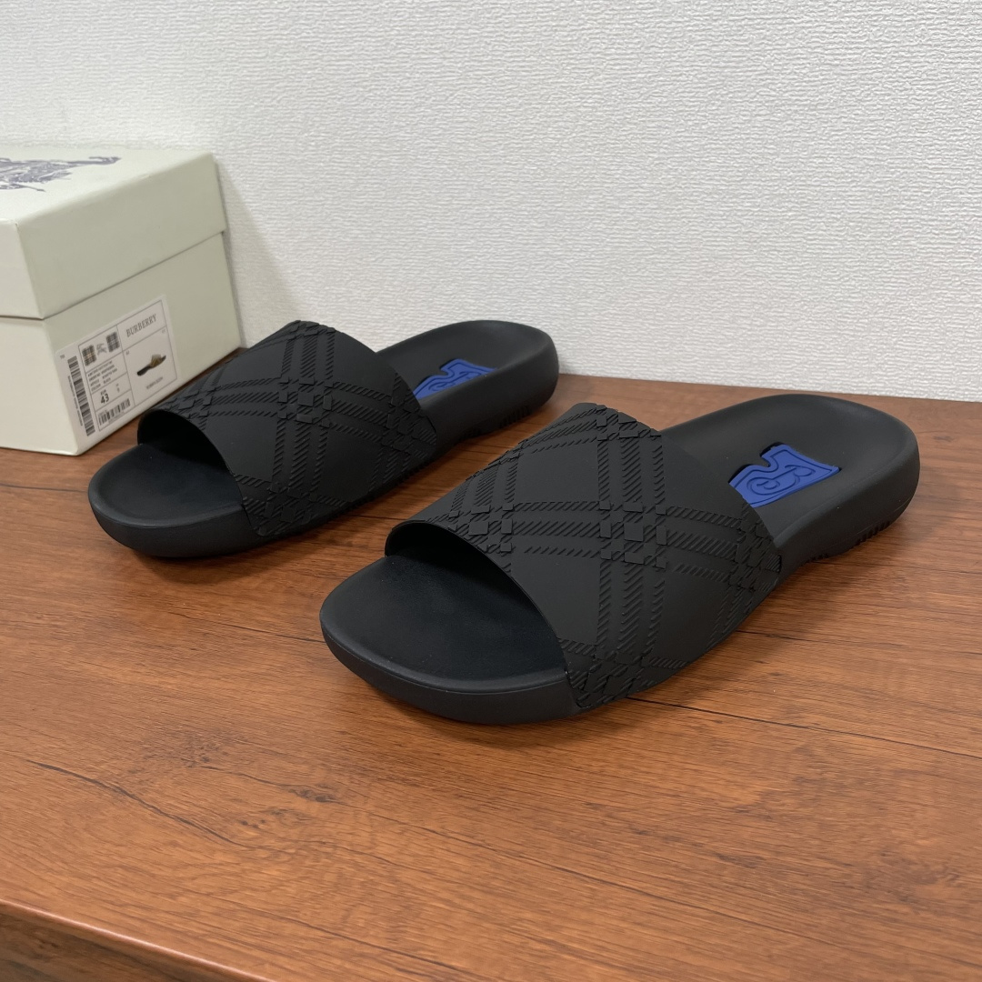 NO:275240,Burberry/Burberry Solid Color Check Light Slippers This light slipper is decorated with three-dimensional 3D check print. It is designed with a streamlined insole with a brand B-shaped shield embedded on it. The pattern is inspired by the brand Equestrian Knight logo (EKD) and the Burberry letter logo is embellished with rubber soles. From the Burberry classic series, it interprets the essential styles of the wardrobe in a distinctive brand style. The original box packaging comes with a dust bag!  Size 39-40-41-42-43-44-45 Standard leather shoe size Article number A1189 solid color slippers Black, Burberry, Burberry, slippers19860909Burberry/巴宝莉 纯色格纹轻便拖鞋 这款轻便拖鞋装饰有立体3D格纹印花.采用流线型鞋垫设计,其上嵌有品牌 B 字型盾牌,图案灵感源自品牌马术骑士徽标（EKD）,橡胶鞋底点缀 Burberry 字母徽标.来自 Burberry 经典之作系列,以鲜明品牌风格诠释衣橱必备款式. 配原盒包装随附防尘袋！ 码数39-40-41-42-43-44-45 标准皮鞋码 货号A1189纯色拖鞋 黑色,,burberry,burberry,slippers,Men's shoes