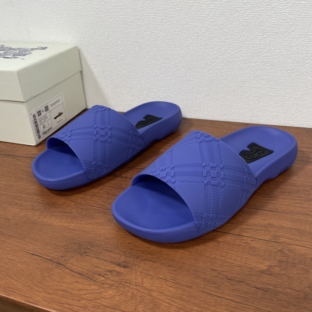 NO:275243,Burberry/Burberry Solid Color Check Light Slippers This light slipper is decorated with three-dimensional 3D check print. It is designed with a streamlined insole with a brand B-shaped shield embedded on it. The pattern is inspired by the brand Equestrian Knight logo (EKD) and the Burberry letter logo is embellished with rubber soles. From the Burberry classic series, it interprets the essential styles of the wardrobe in a distinctive brand style. The original box packaging comes with a dust bag!  Size 39-40-41-42-43-44-45 Standard leather shoe size Article number A1189 solid color slippers Blue, Burberry, Burberry, slippers19860909Burberry/巴宝莉 纯色格纹轻便拖鞋 这款轻便拖鞋装饰有立体3D格纹印花.采用流线型鞋垫设计,其上嵌有品牌 B 字型盾牌,图案灵感源自品牌马术骑士徽标（EKD）,橡胶鞋底点缀 Burberry 字母徽标.来自 Burberry 经典之作系列,以鲜明品牌风格诠释衣橱必备款式. 配原盒包装随附防尘袋！ 码数39-40-41-42-43-44-45 标准皮鞋码 货号A1189纯色拖鞋 蓝色,,burberry,burberry,slippers,Men's shoes