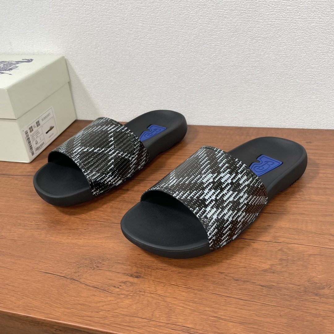NO:275246,Code YS001524 Burberry/Burberry Solid Color Check Light Slippers This light slipper is decorated with three-dimensional 3D check print. It is designed with a streamlined insole with a brand B-shaped shield embedded on it. The pattern is inspired by the brand Equestrian Knight logo (EKD) and the Burberry letter logo is embellished with rubber soles. From the Burberry classic series, it interprets the essential styles of the wardrobe in a distinct brand style. The original box packaging comes with dust bags!  Size 39-40-41-42-43-44-45 Standard leather shoe size Article number A1189 solid color slippers Blue, Burberry, Burberry, slippers19860909编码YS001524 Burberry/巴宝莉 纯色格纹轻便拖鞋 这款轻便拖鞋装饰有立体3D格纹印花.采用流线型鞋垫设计,其上嵌有品牌 B 字型盾牌,图案灵感源自品牌马术骑士徽标（EKD）,橡胶鞋底点缀 Burberry 字母徽标.来自 Burberry 经典之作系列,以鲜明品牌风格诠释衣橱必备款式. 配原盒包装随附防尘袋！ 码数39-40-41-42-43-44-45 标准皮鞋码 货号A1189纯色拖鞋 蓝色,,burberry,burberry,slippers,Men's shoes