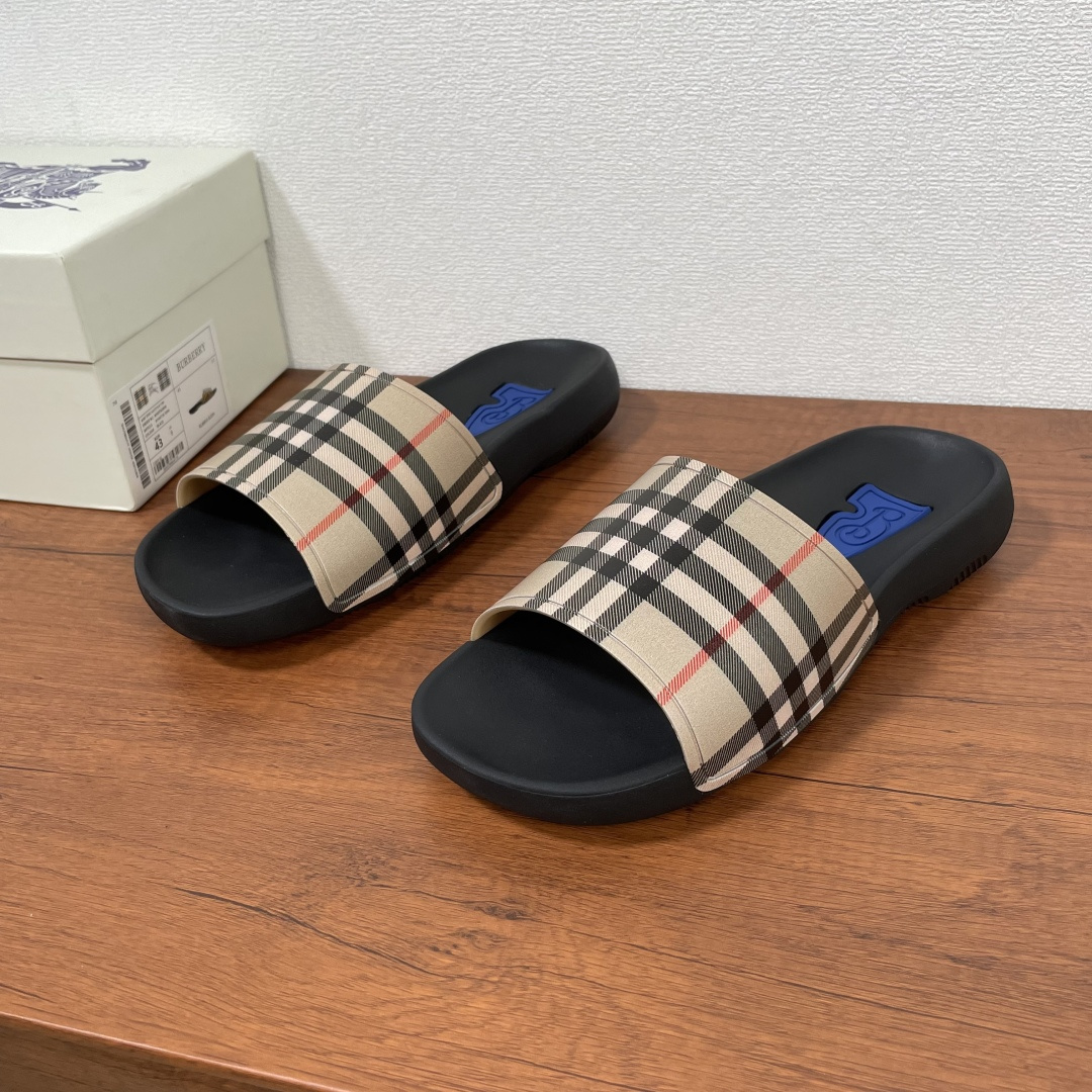 NO:275249,Burberry/Burberry Solid Color Check Light Slippers This light slipper is decorated with three-dimensional 3D check print. It is designed with a streamlined insole with a brand B-shaped shield embedded on it. The pattern is inspired by the brand Equestrian Knight logo (EKD) and the Burberry letter logo is embellished with rubber soles. From the Burberry classic series, it interprets the essential styles of the wardrobe in a distinctive brand style. The original box packaging comes with a dust bag!  Size 39-40-41-42-43-44-45 Standard leather shoe size Article number A1189 solid color slippers Blue, Burberry, Burberry, slippers19860909Burberry/巴宝莉 纯色格纹轻便拖鞋 这款轻便拖鞋装饰有立体3D格纹印花.采用流线型鞋垫设计,其上嵌有品牌 B 字型盾牌,图案灵感源自品牌马术骑士徽标（EKD）,橡胶鞋底点缀 Burberry 字母徽标.来自 Burberry 经典之作系列,以鲜明品牌风格诠释衣橱必备款式. 配原盒包装随附防尘袋！ 码数39-40-41-42-43-44-45 标准皮鞋码 货号A1189纯色拖鞋 蓝色,,burberry,burberry,slippers,Men's shoes
