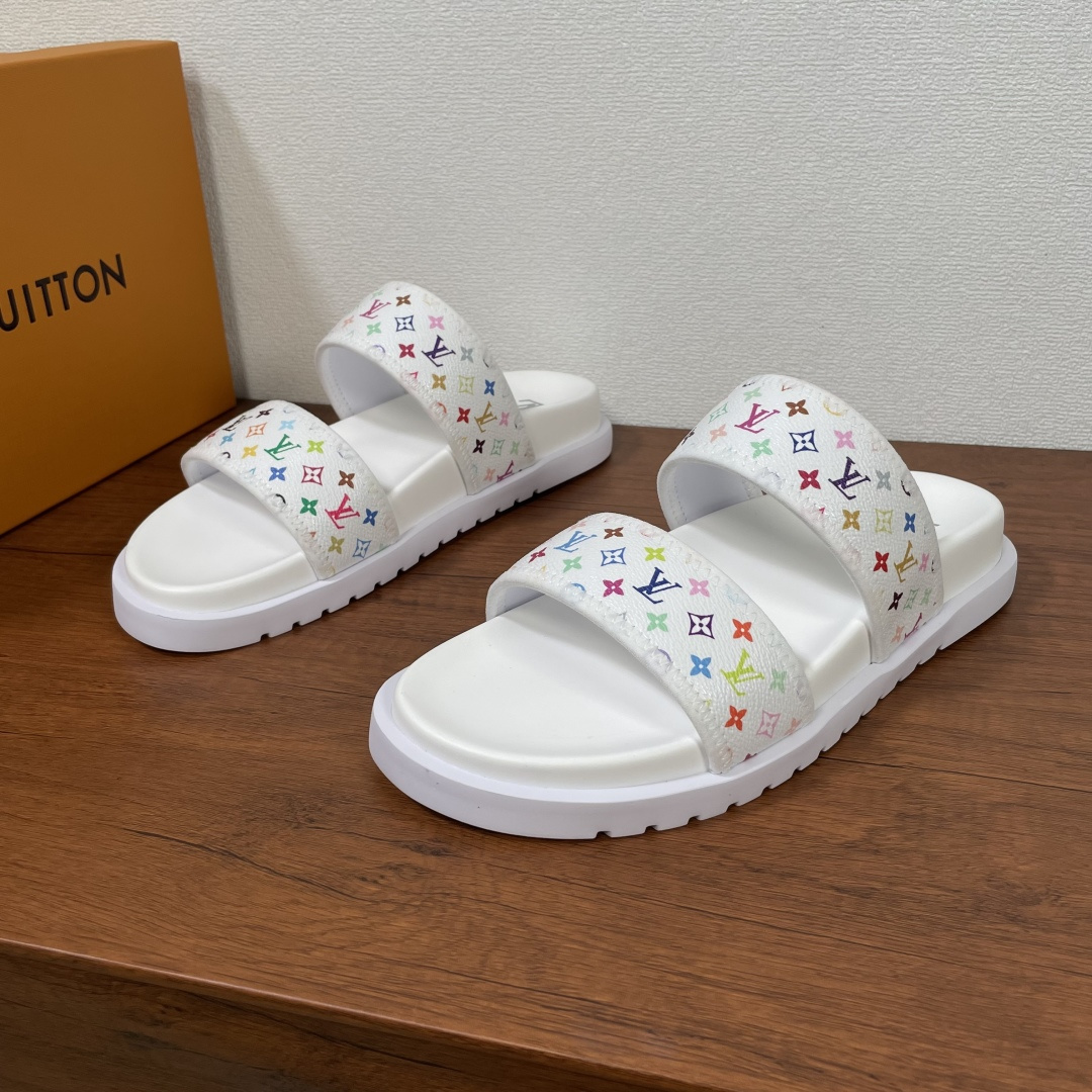 NO:275237,LV Waterfront Sandals This season, the Waterfront Sandals are rejuvenated and come back with a one-slim slipper shape, and the calfskin upper buckle is embossed with Louis Vuitton's iconic Monogram pattern. The EVA rubber sole is paired with super soft, comfortable and tough insoles and is decorated with the LV silkscreen brand logo. The light and flexible outsole is imprinted with Louis Vuitton logo. The foot is light and comfortable, and it has strong wrapping. It is equipped with a full set of original packaging dust bags!  Size number 39-40-41-42-43-44-45 Standard leather shoe size Article number 1ACR09 embossed flip flops Black,,louis vuitton,louis vuitton,slippers,cowhide19860909LV Waterfront 凉拖 本季Waterfront 凉拖焕新回归,一字拖鞋型,小牛皮鞋面扣带压印有路易威登标志性的 Monogram 图案.EVA橡胶鞋底搭配超柔舒适韧性鞋垫并饰有LV丝印品牌徽标.轻盈灵活的外底压印路易威登标识.上脚轻便舒适,包裹性强.配全套原包装防尘袋！ 码数39-40-41-42-43-44-45 标准皮鞋码 货号1ACR09压纹一字拖 黑色,,louis vuitton,louis vuitton,slippers,cowhide,Men's shoes