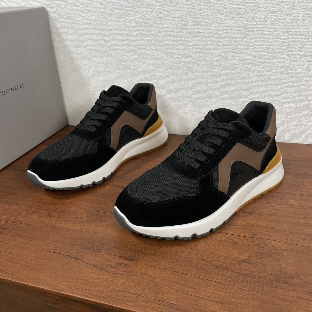 NO:275811,Brunello Cucinelli (BC) men's spliced ​​sneakers shipped. This sneaker uses suede cowhide leather spliced ​​fabric mesh upper, side and heel calf leather decoration, multi-color splicing style design to create a unique color effect and enhance the contrast of the shoes. The style is fashionable and stylish, matched with a classic two-color rubber thick sole, the tongue and heel are decorated with brand badges, and the soft sheepskin inner lining further enhances the feel of the feet. The iconic integrated punching movable foot bed is decorated with a logo, comfortable and breathable, and a men's shoe that is full of fashion!  With original box packaging dust bag!  Size 39-40-41-42-43-44 Standard leather shoe size (38/45 can be customized but does not support return and exchange) Item number BC color block sports shoes Black, brunello cucinelli,sneakers,cowhide,sheepskin19860909Brunello Cucinelli(BC)男士拼接运动鞋出货 这款运动鞋采用绒面牛皮革拼接织物网眼鞋面,侧面及后跟小牛皮革装饰,多色拼接风格设计,营造出别致色彩效果,增强了鞋子的对比感.款式时尚有型,搭配经典双色橡胶厚底,鞋舌及后跟饰以品牌徽章,柔软羊皮内里进一步提升脚感,标志性一体冲孔活动脚床饰有logo,舒适透气,时尚度拉满的一款男鞋！配原盒包装防尘袋！ 尺码39-40-41-42-43-44 标准皮鞋码（38/45可定做但不支持退换） 货号BC拼色运动鞋 黑色,,brunello cucinelli,sneakers,cowhide,sheepskin,Men's shoes