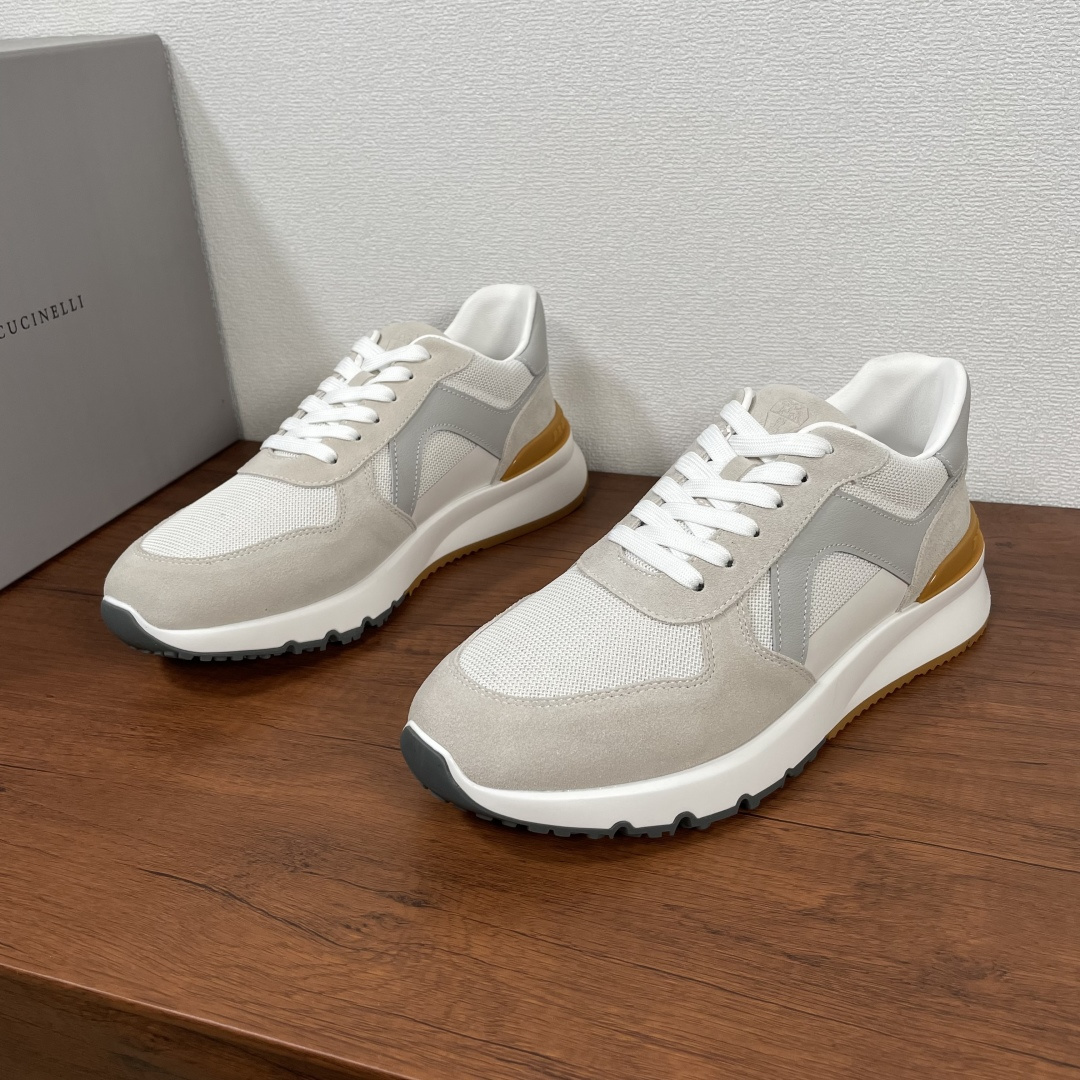 NO:275816,Brunello Cucinelli (BC) men's spliced ​​sneakers shipped. This sneaker uses suede cowhide leather spliced ​​fabric mesh upper, side and heel calf leather decoration, multi-color splicing style design to create a unique color effect and enhance the contrast of the shoes. The style is fashionable and stylish, matched with a classic two-color rubber thick sole, the tongue and heel are decorated with brand badges, and the soft sheepskin inner lining further enhances the feel of the feet. The iconic integrated punching movable foot bed is decorated with a logo, comfortable and breathable, and a men's shoe that is full of fashion!  With original box packaging dust bag!  Size 39-40-41-42-43-44 Standard leather shoe size (38/45 can be customized but does not support return and exchange) Article number BC color block sports shoes White, brunello cucinelli,sneakers,cowhide,sheepskin19860909Brunello Cucinelli(BC)男士拼接运动鞋出货 这款运动鞋采用绒面牛皮革拼接织物网眼鞋面,侧面及后跟小牛皮革装饰,多色拼接风格设计,营造出别致色彩效果,增强了鞋子的对比感.款式时尚有型,搭配经典双色橡胶厚底,鞋舌及后跟饰以品牌徽章,柔软羊皮内里进一步提升脚感,标志性一体冲孔活动脚床饰有logo,舒适透气,时尚度拉满的一款男鞋！配原盒包装防尘袋！ 尺码39-40-41-42-43-44 标准皮鞋码（38/45可定做但不支持退换） 货号BC拼色运动鞋 白色,,brunello cucinelli,sneakers,cowhide,sheepskin,Men's shoes