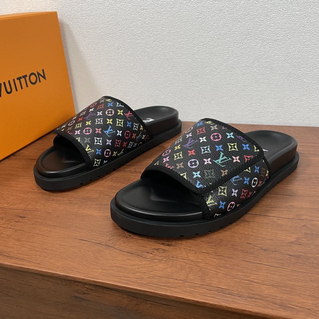 NO:277417,The new retro Velcro prints for men for men. This flat-bottomed sandals are made of fantasy color prints canvas finish, and are reinterpreted with high-frequency imprinting technology. Monogram pattern is paired with adjustable Velcro, and the sunken rubber inner pad is decorated with LV letter silk-print logo, and is matched with a miniature striped rubber bottom. It is durable and easy to wear on the upper part. It is equipped with a full set of packaging!  Size number 39-40-41-42-43-44 Standard leather shoe size (38/45 can be customized but does not support return and exchange) Item number 0253 Canvas fantasy sandals White,,louis vuitton,louis vuitton,louis vuitton,louis vuitton19860909批 驴家男士新款复古魔术贴幻彩印花一字拖 本款平底凉拖取材幻彩印花帆布饰面,以高频压印技术重绎 Monogram 图案,搭配可调节魔术贴,下沉式橡胶内垫饰以LV字母丝印标识,搭配微型条纹橡胶底,上脚耐看又好穿,配全套包装！ 码数39-40-41-42-43-44 标准皮鞋码（38/45可定做但不支持退换货） 货号0253帆布幻彩凉拖 白色,,louis vuitton,louis vuitton,louis vuitton,Men's shoes