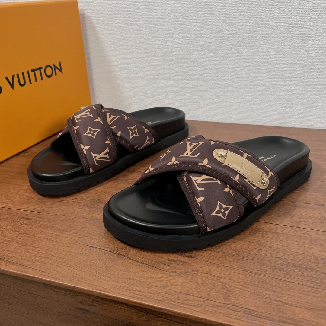 NO:277406,Lotus Men's New Retro Printed Cross Sandals This flat-soled sandals are made of classic fabric uppers, and are reinterpreted with high-frequency imprinting technology. Monogram pattern, cross upper design, tooth mark logo leather label on the outside, paired with sunken rubber inner pads and LV letter silkscreen logo, matched with a miniature striped rubber sole, the upper foot is durable and easy to wear, and is equipped with a full set of packaging!  Size number 39-40-41-42-43-44 Standard leather shoe size (38/45 can be customized but does not support return and exchange) Item number 0253 Fabric printed cross-drag White,,louis vuitton,louis vuitton,louis vuitton,louis vuitton19860909批 驴家男士新款复古印花交叉凉拖 本款平底凉拖取材经典布面织物鞋面,以高频压印技术重绎 Monogram 图案,交叉鞋面设计,外侧饰有牙印logo皮革标签,搭配下沉式橡胶内垫饰以LV字母丝印标识,搭配微型条纹橡胶底,上脚耐看又好穿,配全套包装！ 码数39-40-41-42-43-44 标准皮鞋码（38/45可定做但不支持退换货） 货号0253布面印花交叉拖 白色,,louis vuitton,louis vuitton,louis vuitton,Men's shoes