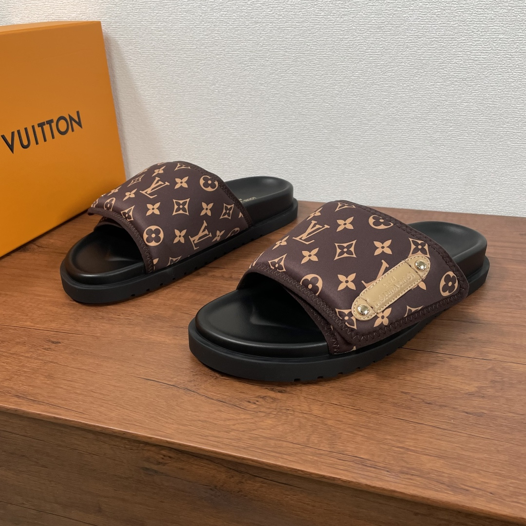 NO:277416,A new retro Velcro printed floral sandals for men of Donkeys. This flat-soled sandals are made of fabric uppers, reinterpreted with high-frequency imprinting technology. Monogram pattern, widened and thickened large Velcro, embossed logo leather label on the outside, paired with sunken rubber inner pads and LV letter silk-print logo, matched with a miniature striped rubber sole, the upper foot is durable and easy to wear, and is equipped with a full set of packaging!  Size number 39-40-41-42-43-44 Standard leather shoe size (38/45 can be customized but does not support return and exchange) Item number 0253 Cloth printing magic drag white,,louis vuitton,louis vuitton,louis vuitton,louis vuitton19860909批 驴家男士新款复古魔术贴印花凉拖 本款平底凉拖取材织物布面鞋面,以高频压印技术重绎 Monogram 图案,加宽加厚大号魔术贴,外侧饰有压印logo皮革标签,搭配下沉式橡胶内垫饰以LV字母丝印标识,搭配微型条纹橡胶底,上脚耐看又好穿,配全套包装！ 码数39-40-41-42-43-44 标准皮鞋码（38/45可定做但不支持退换货） 货号0253布面印花魔术拖 白色,,louis vuitton,louis vuitton,louis vuitton,Men's shoes