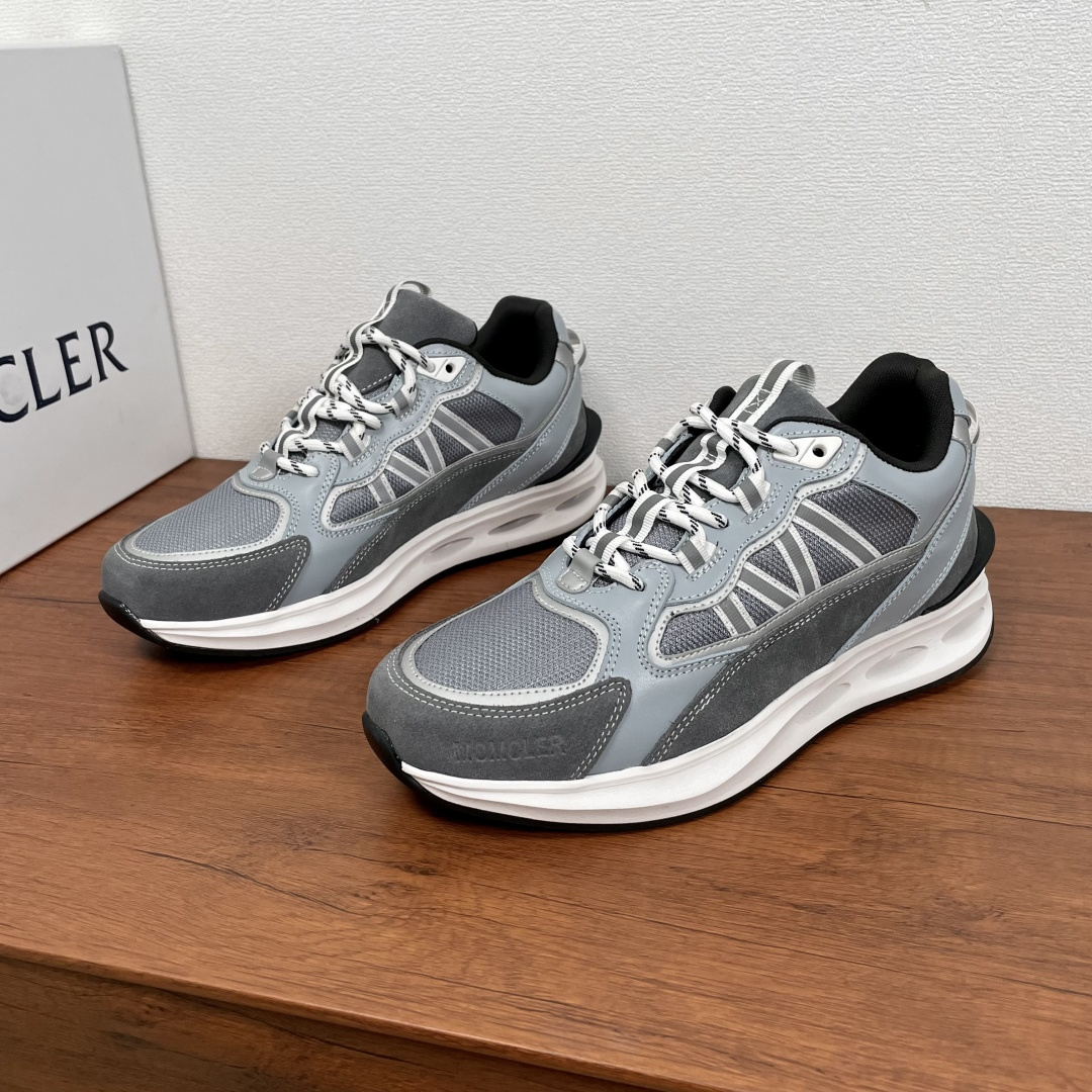 NO:277576,Code o Moncler/Shield New Men's Sports Shoes This sneaker is made of fabric mesh upper spliced ​​suede cowhide leather and smooth calf leather, with geometric contrasting color splicing design, with eye-catching and M-shaped webbing details on the sides, the heel cowhide leather is wrapped with classic three-color webbing details and webbing horizontal pull tabs, the toe is decorated with embossed logo logo on the outside, the webbing eye is matched with two-color round cotton laces, paired with black and white hollow rubber shock-absorbing outsole, and the heel is decorated with MQ exclusive badge. The fabric inner lining and foot pads are fashionable, comfortable and breathable!  Fitted with a full set of dustproof bags in original packaging!  Size 39-40-41-42-43-44 Standard leather shoes size Article number MQ mesh color-blocking sneakers Gray, christian louboutin, Moncler, sneakers, cowhide19860909编码o Moncler/蒙口 新款男士运动鞋 这款运动鞋采用织物网眼鞋面拼接绒面牛皮革和光滑小牛皮制成,几何图形撞色拼接设计,侧面饰有醒目标识和M字形织带细节,后跟牛皮革包裹饰有经典三色织带细节和织带横拉袢,鞋头外侧饰有压纹logo标识,织带鞋眼搭配双色圆形棉鞋带,搭配黑白镂空橡胶减震大底,后跟饰以MQ专属徽章.织物内里及垫脚,上脚时尚舒适透气！配全套原包装防尘袋！ 尺码39-40-41-42-43-44 标准皮鞋尺码 货号MQ网面拼色运动鞋 灰色,,christian louboutin,Moncler,sneakers,cowhide,Men's shoes