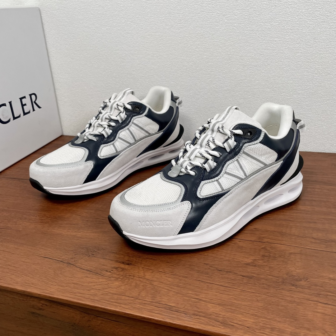 NO:277585,Coded Moncler/Shield New Men's Sports Shoes This sneaker is made of fabric mesh upper spliced ​​suede cowhide leather and smooth calf leather, with geometric contrasting color splicing design, with eye-catching and M-shaped webbing details on the sides, the heel cowhide leather is wrapped with classic three-color webbing details and webbing horizontal pull tabs, the toe is decorated with embossed logo logo on the outside, the webbing eye is matched with two-color round cotton laces, paired with black and white hollow rubber shock-absorbing outsole, and the heel is decorated with MQ exclusive badge. The fabric inner lining and foot pads are fashionable, comfortable and breathable!  Fitted with a full set of dustproof bags in original packaging!  Size 39-40-41-42-43-44 Standard leather shoes size Article number MQ mesh color-blocking sneakers White and blue, christian louboutin, Moncler, sneakers, cowhide19860909编码 Moncler/蒙口 新款男士运动鞋 这款运动鞋采用织物网眼鞋面拼接绒面牛皮革和光滑小牛皮制成,几何图形撞色拼接设计,侧面饰有醒目标识和M字形织带细节,后跟牛皮革包裹饰有经典三色织带细节和织带横拉袢,鞋头外侧饰有压纹logo标识,织带鞋眼搭配双色圆形棉鞋带,搭配黑白镂空橡胶减震大底,后跟饰以MQ专属徽章.织物内里及垫脚,上脚时尚舒适透气！配全套原包装防尘袋！ 尺码39-40-41-42-43-44 标准皮鞋尺码 货号MQ网面拼色运动鞋 白蓝,,christian louboutin,Moncler,sneakers,cowhide,Men's shoes