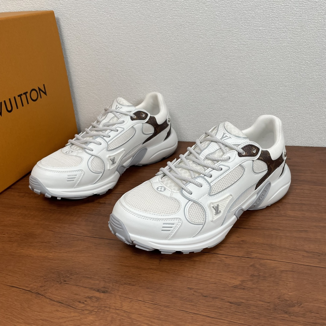 NO:278616,Coded LV OLYMPIA sneakers This LV Olympia sneakers use mesh fabric, synthetic leather and Monogram canvas to create a trendy sports configuration, pointing out the inspiration of running shoes. Classic elements such as metal studs, LV letters and Monogram flowers reveal the brand charm. The light EVA outsole makes for a comfortable and comfortable wearing experience. There is no need to say much about the comfort of the shoes of donkeys. It is equipped with a full set of original packaging!  Women's Size 35-36-37-38-39 (40/41 can be customized but does not support return and exchange) Men's Size 39-40-41-42-43-44 (38/45 can be customized but does not support return and exchange) Standard leather shoe size Article number 1A5532 White,,louis vuitton,louis vuitton,louis vuitton,sneakers19860909编码 LV OLYMPIA 运动鞋 本款 LV Olympia 运动鞋以网格面料、合成皮革与 Monogram 帆布裁出潮流运动构型,点明跑鞋的灵感启发.金属饰钉、LV 字母和 Monogram 花卉等经典元素流露品牌韵致.轻盈 EVA 外底成就舒弹穿着体验.驴家的鞋子舒适度自不必多说.配全套原包装！ 女码35-36-37-38-39（40/41可定做但不支持退换） 男码39-40-41-42-43-44（38/45可定做但不支持退换） 标准皮鞋码 货号1A5532 白色,,louis vuitton,louis vuitton,louis vuitton,sneakers,Men's shoes