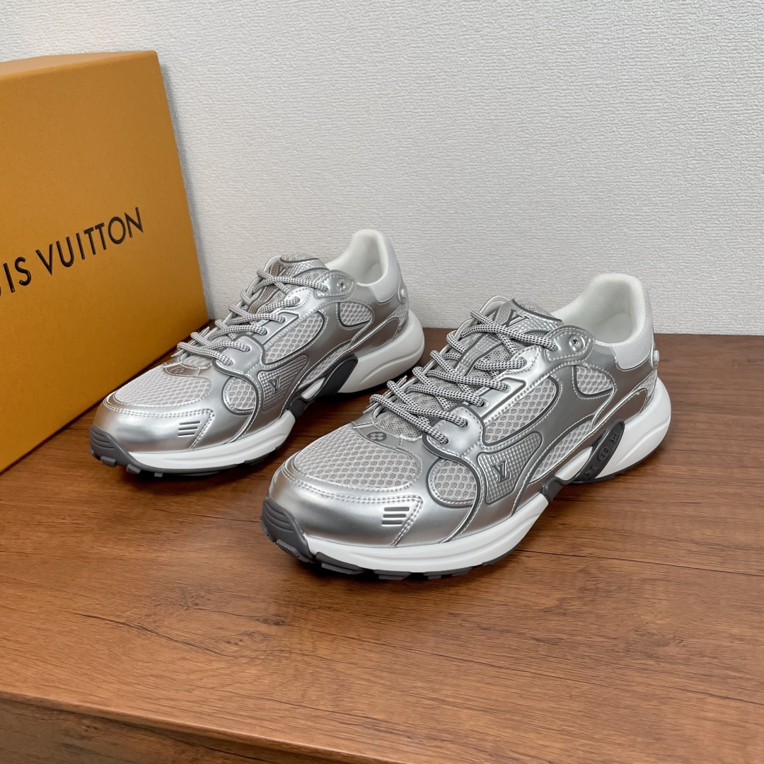 NO:278621,Coded LV OLYMPIA sneakers This LV Olympia sneakers use mesh fabric, synthetic leather and Monogram canvas to create a trendy sports configuration, pointing out the inspiration of running shoes. Classic elements such as metal studs, LV letters and Monogram flowers reveal the brand charm. The light EVA outsole makes for a comfortable and comfortable wearing experience. There is no need to say much about the comfort of the shoes of donkeys. It is equipped with a full set of original packaging!  Women's Size 35-36-37-38-39 (40/41 can be customized but does not support return and exchange) Men's Size 39-40-41-42-43-44 (38/45 can be customized but does not support return and exchange) Standard leather shoe size Article number 1A5532 Silver Gray,,louis vuitton,louis vuitton,louis vuitton,sneakers19860909编码 LV OLYMPIA 运动鞋 本款 LV Olympia 运动鞋以网格面料、合成皮革与 Monogram 帆布裁出潮流运动构型,点明跑鞋的灵感启发.金属饰钉、LV 字母和 Monogram 花卉等经典元素流露品牌韵致.轻盈 EVA 外底成就舒弹穿着体验.驴家的鞋子舒适度自不必多说.配全套原包装！ 女码35-36-37-38-39（40/41可定做但不支持退换） 男码39-40-41-42-43-44（38/45可定做但不支持退换） 标准皮鞋码 货号1A5532 银灰,,louis vuitton,louis vuitton,louis vuitton,sneakers,Men's shoes