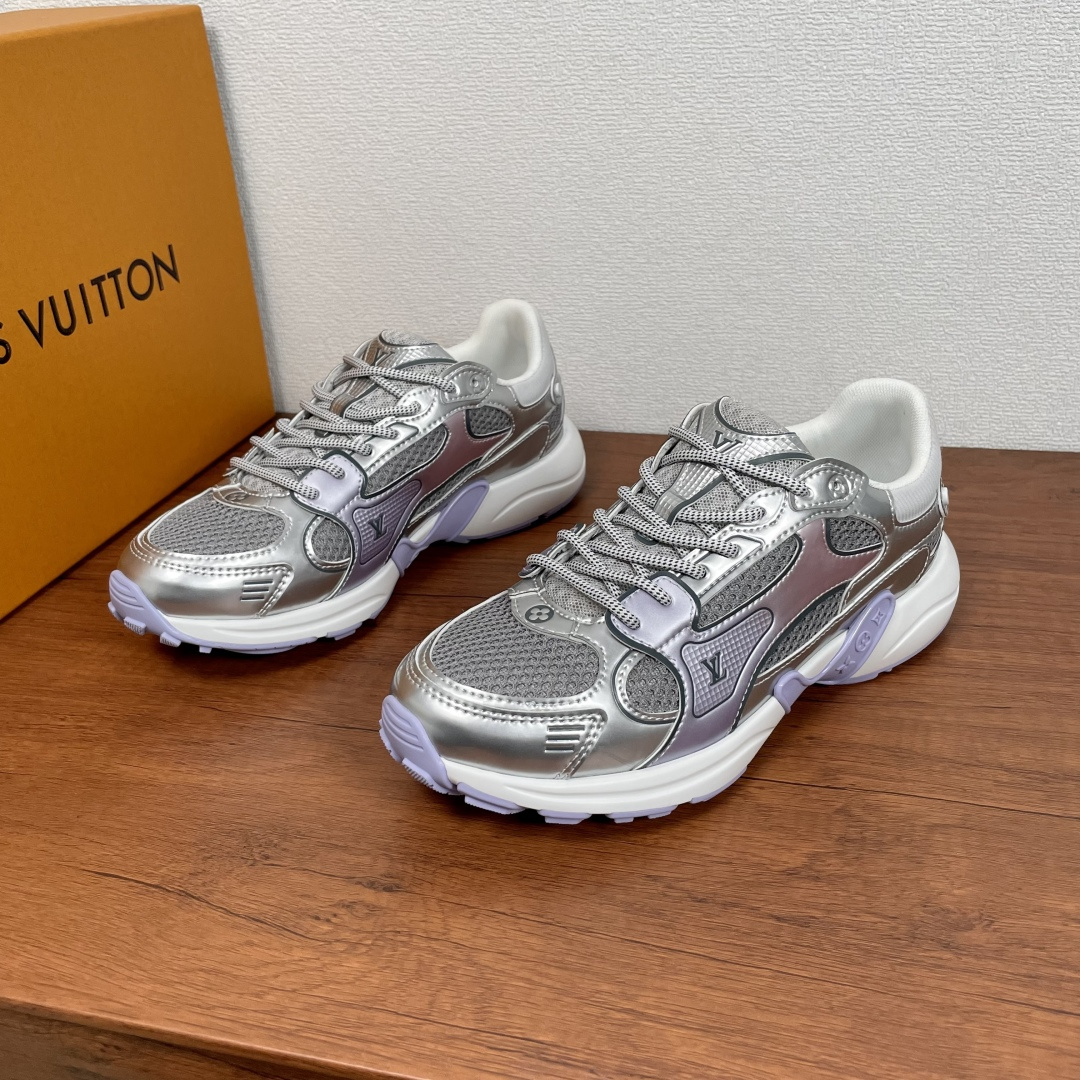 NO:278631,Coded LV OLYMPIA sneakers This LV Olympia sneakers use mesh fabric, synthetic leather and Monogram canvas to create a trendy sports configuration, pointing out the inspiration of running shoes. Classic elements such as metal studs, LV letters and Monogram flowers reveal the brand charm. The light EVA outsole makes for a comfortable and comfortable wearing experience. There is no need to say much about the comfort of the shoes of donkeys. It is equipped with a full set of original packaging!  Women's Size 35-36-37-38-39 (40/41 can be customized but does not support return and exchange) Men's Size 39-40-41-42-43-44 (38/45 can be customized but does not support return and exchange) Standard leather shoe size Article number 1A5532 Yin Zi,,louis vuitton,louis vuitton,louis vuitton,sneakers19860909编码 LV OLYMPIA 运动鞋 本款 LV Olympia 运动鞋以网格面料、合成皮革与 Monogram 帆布裁出潮流运动构型,点明跑鞋的灵感启发.金属饰钉、LV 字母和 Monogram 花卉等经典元素流露品牌韵致.轻盈 EVA 外底成就舒弹穿着体验.驴家的鞋子舒适度自不必多说.配全套原包装！ 女码35-36-37-38-39（40/41可定做但不支持退换） 男码39-40-41-42-43-44（38/45可定做但不支持退换） 标准皮鞋码 货号1A5532 银紫,,louis vuitton,louis vuitton,louis vuitton,sneakers,Men's shoes