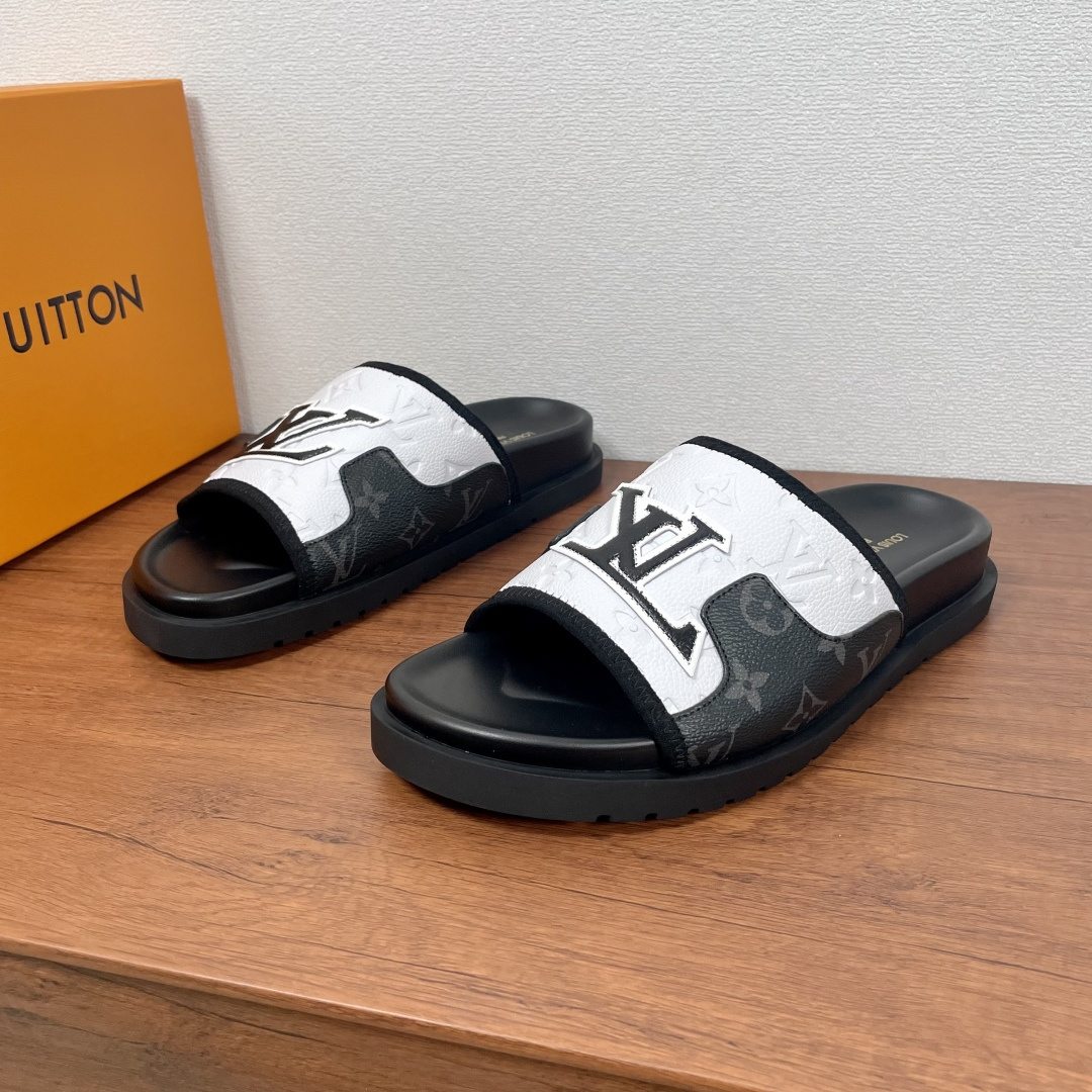 NO:278628,Coded LV letter printed sandals This season's sandals are made of one-slipper type, color-blocking upper design, and the white grain calf leather upper is embossed with Louis Vuitton personalized Monogram pattern, and the canvas effect leather on both sides is embossed with letter printed decoration. The EVA rubber sole is matched with super soft, comfortable and tough insole and is decorated with the LV silk-print brand logo. The light and flexible outsole is imprinted with Louis Vuitton logo. The soft leather lining is light and comfortable on the feet, and has strong wrapping. It is equipped with a full set of original packaging dust bags!  Size 39-40-41-42-43-44 Standard leather shoe size (38/45 can be customized but does not support return and exchange) Item number 0253 Canvas color-blocking sandals black,,louis vuitton,louis vuitton,slippers,cowhide19860909编码 LV 字母印花凉拖 本季凉拖采用一字拖鞋型,拼色鞋面设计,白色粒面小牛皮鞋面压印有路易威登个性化 Monogram 图案,两侧帆布效果皮革饰有字母印花装饰.EVA橡胶鞋底搭配超柔舒适韧性鞋垫并饰有LV丝印品牌徽标.轻盈灵活的外底压印路易威登标识.柔软真皮内衬,上脚轻便舒适,包裹性强.配全套原包装防尘袋！ 码数39-40-41-42-43-44 标准皮鞋码（38/45可定做但不支持退换） 货号 0253帆布拼色凉拖 黑色,,louis vuitton,louis vuitton,slippers,cowhide,Men's shoes
