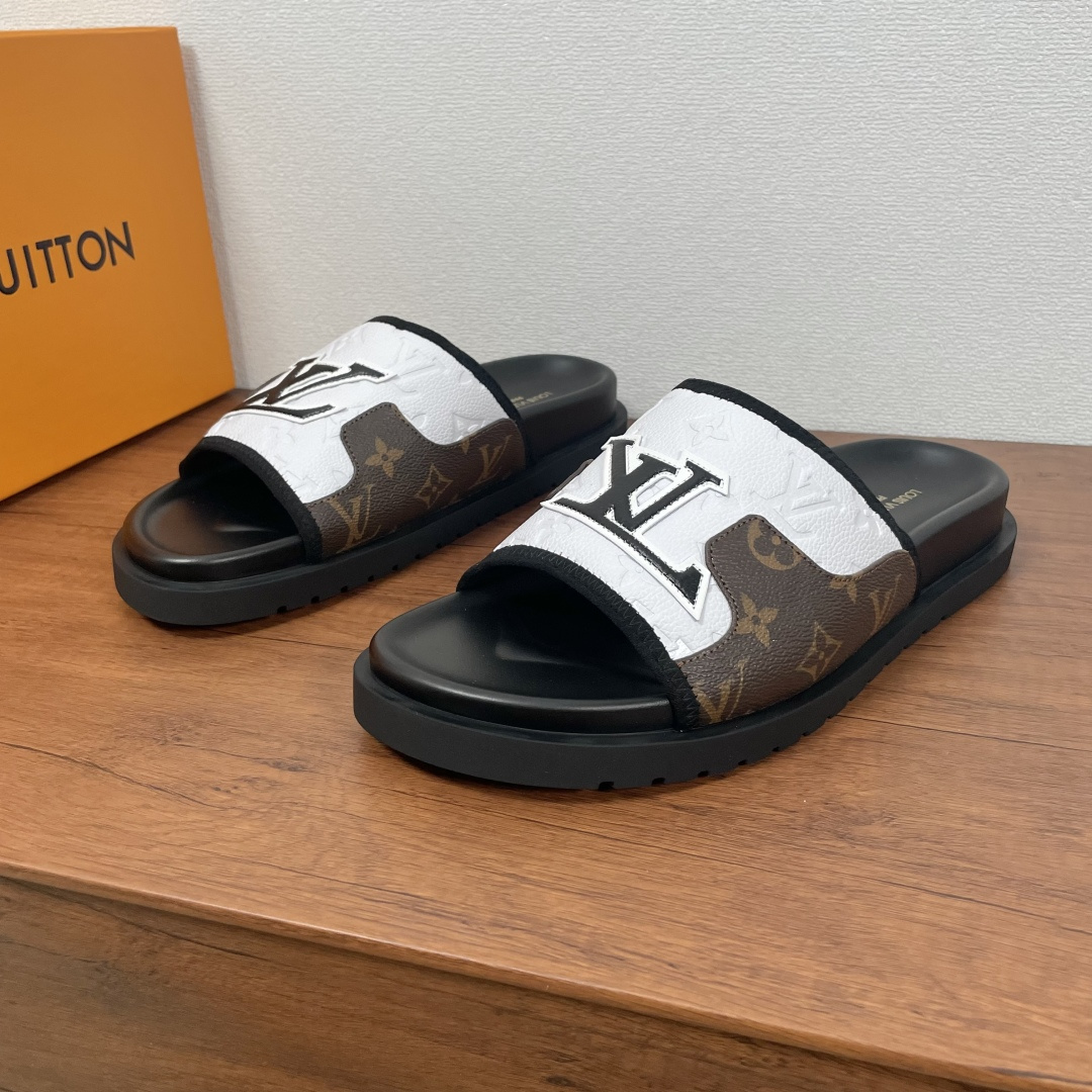 NO:278633,Coded LV letter printed sandals This season's sandals are made of one-slipper type, color-blocking upper design, and the white grain calf leather upper is embossed with Louis Vuitton personalized Monogram pattern, and the canvas effect leather on both sides is embossed with letter printed decoration. The EVA rubber sole is matched with super soft, comfortable and tough insole and is decorated with the LV silk-print brand logo. The light and flexible outsole is imprinted with Louis Vuitton logo. The soft leather lining is light and comfortable on the feet, and has strong wrapping. It is equipped with a full set of original packaging dust bags!  Size number 39-40-41-42-43-44 Standard leather shoe size (38/45 can be customized but does not support return and exchange) Item number 0253 Canvas color-blocking sandals Coffee color,,louis vuitton,louis vuitton,slippers,cowhide19860909编码 LV 字母印花凉拖 本季凉拖采用一字拖鞋型,拼色鞋面设计,白色粒面小牛皮鞋面压印有路易威登个性化 Monogram 图案,两侧帆布效果皮革饰有字母印花装饰.EVA橡胶鞋底搭配超柔舒适韧性鞋垫并饰有LV丝印品牌徽标.轻盈灵活的外底压印路易威登标识.柔软真皮内衬,上脚轻便舒适,包裹性强.配全套原包装防尘袋！ 码数39-40-41-42-43-44 标准皮鞋码（38/45可定做但不支持退换） 货号 0253帆布拼色凉拖 咖色,,louis vuitton,louis vuitton,slippers,cowhide,Men's shoes