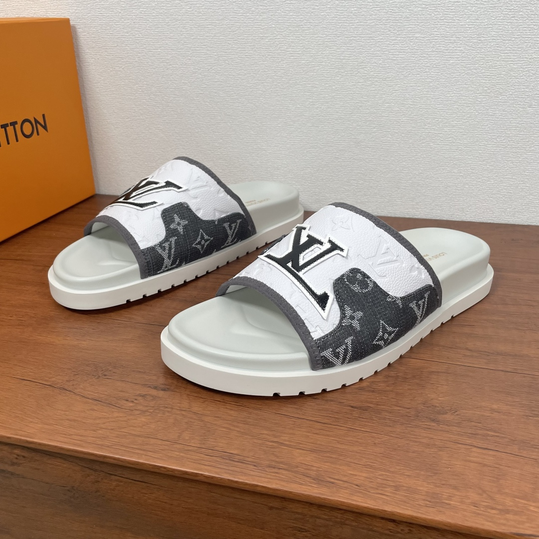 NO:278618,Coded LV letter printed sandals This season's sandals are made of one-slipper type, color-blocking upper design, and the white grain calf leather upper is embossed with Louis Vuitton personalized Monogram pattern, and the denim canvas on both sides are decorated with letter printed decoration. The EVA rubber sole is matched with super soft, comfortable and tough insoles and is decorated with the LV silk-print brand logo. The light and flexible outsole is imprinted with Louis Vuitton logo. The soft leather lining is light and comfortable on the feet, and has strong wrapping. It is equipped with a full set of original packaging dust bags!  Size number 39-40-41-42-43-44 Standard leather shoe size (38/45 can be customized but does not support return and exchange) Article number 0253 denim color-blocking sandals gray,,louis vuitton,louis vuitton,slippers,cowhide19860909编码 LV 字母印花凉拖 本季凉拖采用一字拖鞋型,拼色鞋面设计,白色粒面小牛皮鞋面压印有路易威登个性化 Monogram 图案,两侧牛仔帆布饰有字母印花装饰.EVA橡胶鞋底搭配超柔舒适韧性鞋垫并饰有LV丝印品牌徽标.轻盈灵活的外底压印路易威登标识.柔软真皮内衬,上脚轻便舒适,包裹性强.配全套原包装防尘袋！ 码数39-40-41-42-43-44 标准皮鞋码（38/45可定做但不支持退换） 货号 0253牛仔拼色凉拖 灰色,,louis vuitton,louis vuitton,slippers,cowhide,Men's shoes