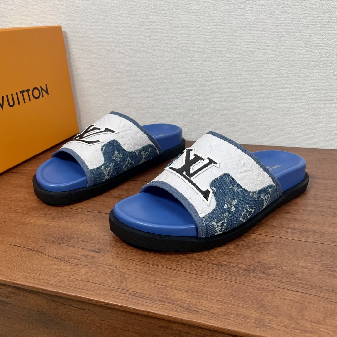 NO:278623,Coded LV letter printed sandals This season's sandals are made of one-slipper type, color-blocking upper design, and the white grain calf leather upper is embossed with Louis Vuitton personalized Monogram pattern, and the denim canvas on both sides are decorated with letter printed decoration. The EVA rubber sole is matched with super soft, comfortable and tough insoles and is decorated with the LV silk-print brand logo. The light and flexible outsole is imprinted with Louis Vuitton logo. The soft leather lining is light and comfortable on the feet, and has strong wrapping. It is equipped with a full set of original packaging dust bags!  Size number 39-40-41-42-43-44 Standard leather shoe size (38/45 can be customized but does not support return and exchange) Item number 0253 denim color-blocking sandals blue,,louis vuitton,louis vuitton,slippers,cowhide19860909编码 LV 字母印花凉拖 本季凉拖采用一字拖鞋型,拼色鞋面设计,白色粒面小牛皮鞋面压印有路易威登个性化 Monogram 图案,两侧牛仔帆布饰有字母印花装饰.EVA橡胶鞋底搭配超柔舒适韧性鞋垫并饰有LV丝印品牌徽标.轻盈灵活的外底压印路易威登标识.柔软真皮内衬,上脚轻便舒适,包裹性强.配全套原包装防尘袋！ 码数39-40-41-42-43-44 标准皮鞋码（38/45可定做但不支持退换） 货号 0253牛仔拼色凉拖 蓝色,,louis vuitton,louis vuitton,slippers,cowhide,Men's shoes
