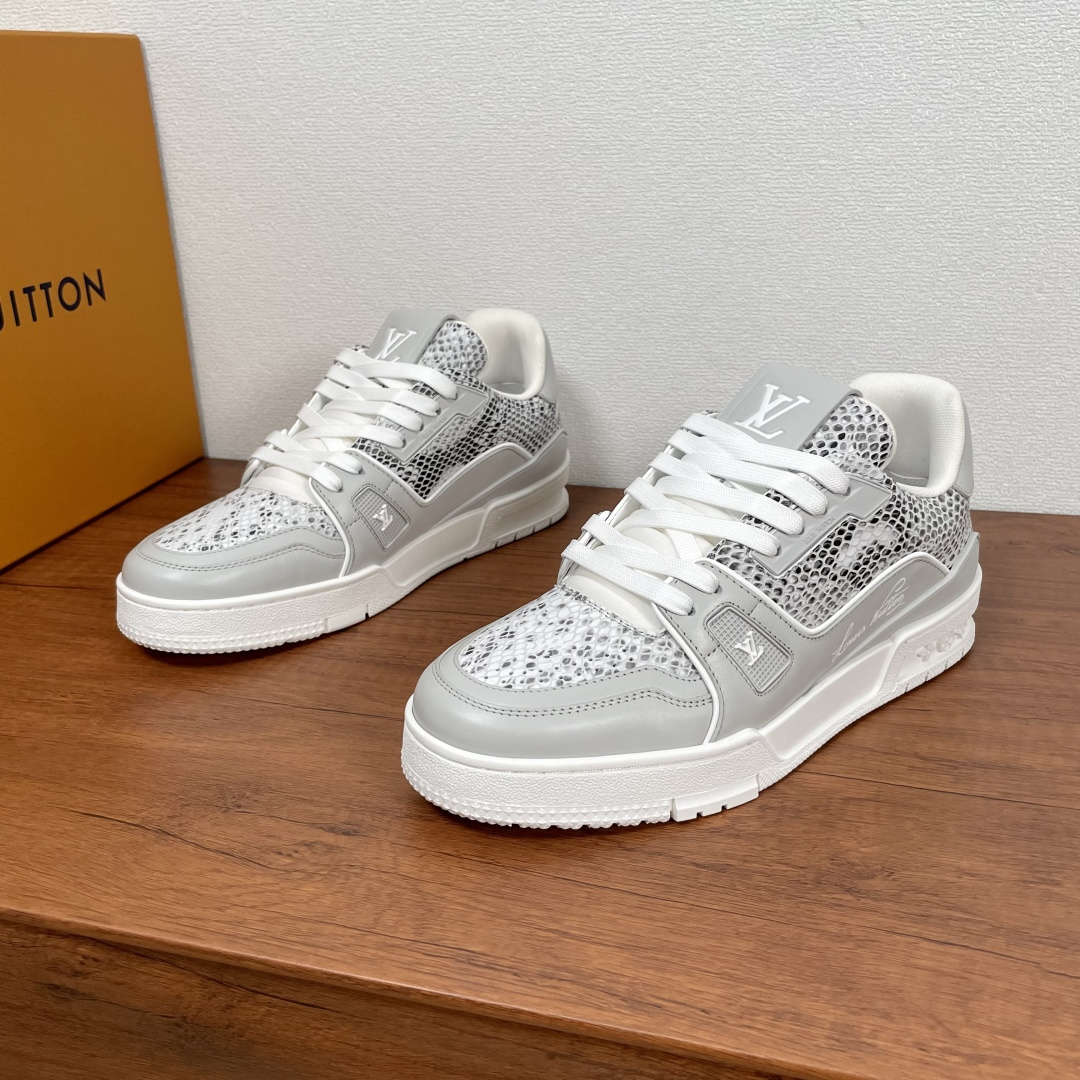 NO:280618,LV TRAINER python pattern sneakers are shipped by men. LV Vuitton World official website premiere, made of gorgeous snake-skin pattern spliced ​​smooth cowhide leather, showing the creative inspiration drawn by men's art director Virgil Abloh from retro basketball shoes. The handwritten Louis Vuitton logo embossed with finishing touch upper, made of snake-skin pattern spliced ​​smooth calf leather, with handwritten Louis Vuitton logo and Vuitton logo on the side, the shoe tongue is decorated with LV letters, the back is decorated with #54 logo, and the classic rubber outsole is decorated with Monogram flowers. The comfort of the donkey's shoes is needless to say, which highlights the masculinity!  Complete packages!  Size number 39-40-41-42-43-44 Standard leather shoe size (38/45 can be customized and cannot be returned or exchanged) Item number 0119 Python pattern light gray, louis vuitton, louis vuitton, louis vuitton, louis vuitton, louis vuitton, louis vuitton, sneakers, cowhide, snakeskin19860909LV TRAINER蟒蛇纹运动鞋男款出货 LV威登世界官网抢先版,取材华美蛇皮纹拼接光滑牛皮革,展现男装艺术总监 Virgil Abloh 从复古篮球鞋中汲取的创意灵感.手写体路易威登标识压纹点睛鞋面的繁复结构,采用蛇皮纹路皮革拼接光滑小牛皮革制造,侧面饰有手写体路易威登标识和 Vuitton 标识,鞋舌饰有 LV 字母,后部饰有#54 标识,经典橡胶外底饰有 Monogram 花卉,驴家的鞋子舒适度是不必多说,非常凸显男性气质！ 全套包装配齐 ！ 码数39-40-41-42-43-44 标准皮鞋码（38/45可定做不能退换） 货号0119蟒蛇纹 浅灰,,louis vuitton,louis vuitton,louis vuitton,louis vuitton,sneakers,cowhide,snakeskin,Men's shoes