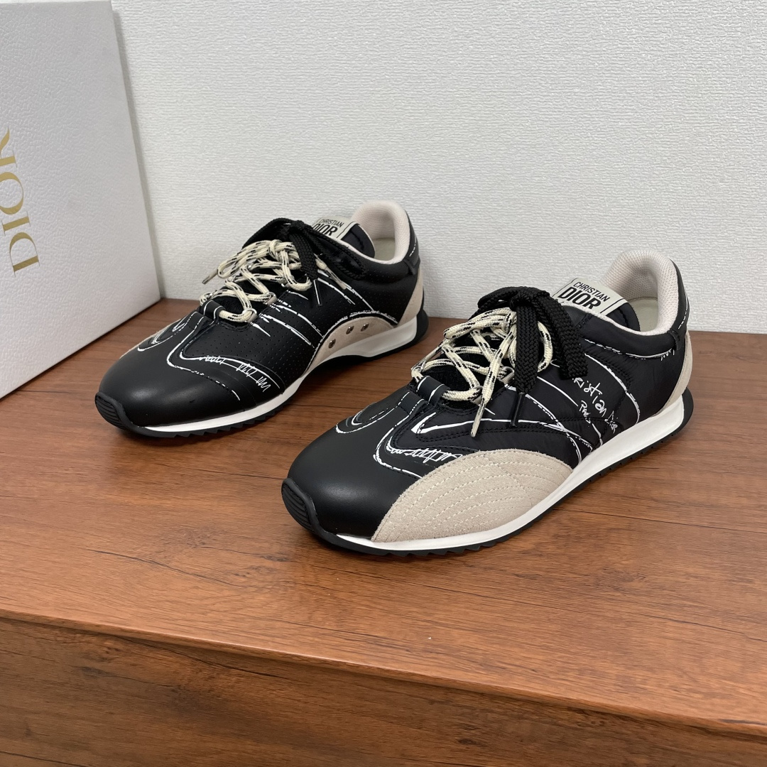 NO:280619,DIOR/Dior D-Sketch sneakers shipped. This D-Sketch sneakers are a new product in the spring and summer 2025 ready-to-wear series, highlighting the classic retro aesthetic. They are made of nylon fabric and matte cowhide leather stacking, decorated with printed logos inspired by the shoe production stage, paired with suede cowhide leather inserts and double lace design style. The sides are decorated with handwritten Christian Dior Paris logo, and the heel and tongue are embellished with Christian Dior Paris logo inserts and signs. Paired with a two-color slim rubber sole, fabric lining and shock-absorbing sweat-absorbing insoles, exquisite and durable, comfortable and stylish on the feet, light and breathable!  Fitted with a full set of dustproof bags in original packaging!  Men's size 39-40-41-42-43-44 Standard leather shoe size (38/45 can be customized and cannot be returned or exchanged) Article number A90040 Black,,dior,dior,sneakers,cowhide19860909DIOR/迪奥 D-Sketch运动鞋出货 这款 D-Sketch 运动鞋是二零二五春夏成衣系列新品,彰显经典的复古美学.采用尼龙织物和雾面牛皮革叠层制作,饰以灵感源自鞋履制作阶段的印花标志,搭配绒面牛皮革镶片,双鞋带设计风格.侧面饰以手写风格的 Christian Dior Paris 标志,鞋跟和鞋舌点缀以 Christian Dior Paris 标志镶片和标牌.搭配双色纤薄橡胶鞋底,织物内里及减震吸汗鞋垫,精致耐看百搭,上脚舒适有型,轻盈透气！配全套原包装防尘袋！ 男码39-40-41-42-43-44 标准皮鞋码（38/45可定做不能退换） 货号A90040 黑色,,dior,dior,sneakers,cowhide,Men's shoes