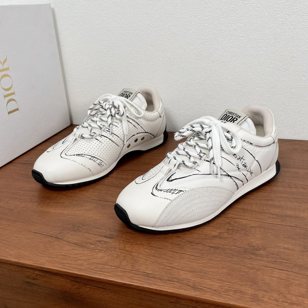 NO:280620,DIOR/Dior D-Sketch sneakers shipped. This D-Sketch sneakers are a new product in the spring and summer 2025 ready-to-wear series, highlighting the classic retro aesthetic. They are made of nylon fabric and matte cowhide leather stacking, decorated with printed logos inspired by the shoe production stage, paired with suede cowhide leather inserts and double lace design style. The sides are decorated with handwritten Christian Dior Paris logo, and the heel and tongue are embellished with Christian Dior Paris logo inserts and signs. Paired with a two-color slim rubber sole, fabric lining and shock-absorbing sweat-absorbing insoles, exquisite and durable, comfortable and stylish on the feet, light and breathable!  Fitted with a full set of dustproof bags in original packaging!  Men's size 39-40-41-42-43-44 Standard leather shoe size (38/45 can be customized and cannot be returned or exchanged) Article number A90040 White,,dior,dior,sneakers,cowhide19860909DIOR/迪奥 D-Sketch运动鞋出货 这款 D-Sketch 运动鞋是二零二五春夏成衣系列新品,彰显经典的复古美学.采用尼龙织物和雾面牛皮革叠层制作,饰以灵感源自鞋履制作阶段的印花标志,搭配绒面牛皮革镶片,双鞋带设计风格.侧面饰以手写风格的 Christian Dior Paris 标志,鞋跟和鞋舌点缀以 Christian Dior Paris 标志镶片和标牌.搭配双色纤薄橡胶鞋底,织物内里及减震吸汗鞋垫,精致耐看百搭,上脚舒适有型,轻盈透气！配全套原包装防尘袋！ 男码39-40-41-42-43-44 标准皮鞋码（38/45可定做不能退换） 货号A90040 白色,,dior,dior,sneakers,cowhide,Men's shoes