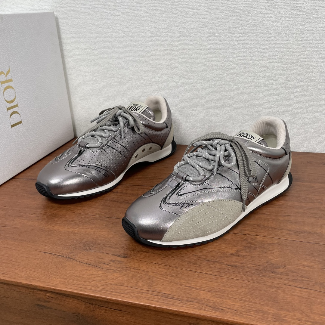 NO:280622,DIOR/Dior D-Sketch sneakers shipped. This D-Sketch sneakers are a new product in the spring and summer 2025 ready-to-wear series, highlighting the classic retro aesthetic. They are made of nylon fabric and matte cowhide leather stacking, decorated with printed logos inspired by the shoe production stage, paired with suede cowhide leather inserts and double lace design style. The sides are decorated with handwritten Christian Dior Paris logo, and the heel and tongue are embellished with Christian Dior Paris logo inserts and signs. Paired with a two-color slim rubber sole, fabric lining and shock-absorbing sweat-absorbing insoles, exquisite and durable, comfortable and stylish on the feet, light and breathable!  Fitted with a full set of dustproof bags in original packaging!  Men's size 39-40-41-42-43-44 Standard leather shoe size (38/45 can be customized and cannot be returned or exchanged) Article number A90040 Silver,,dior,dior,sneakers,cowhide19860909DIOR/迪奥 D-Sketch运动鞋出货 这款 D-Sketch 运动鞋是二零二五春夏成衣系列新品,彰显经典的复古美学.采用尼龙织物和雾面牛皮革叠层制作,饰以灵感源自鞋履制作阶段的印花标志,搭配绒面牛皮革镶片,双鞋带设计风格.侧面饰以手写风格的 Christian Dior Paris 标志,鞋跟和鞋舌点缀以 Christian Dior Paris 标志镶片和标牌.搭配双色纤薄橡胶鞋底,织物内里及减震吸汗鞋垫,精致耐看百搭,上脚舒适有型,轻盈透气！配全套原包装防尘袋！ 男码39-40-41-42-43-44 标准皮鞋码（38/45可定做不能退换） 货号A90040 银色,,dior,dior,sneakers,cowhide,Men's shoes