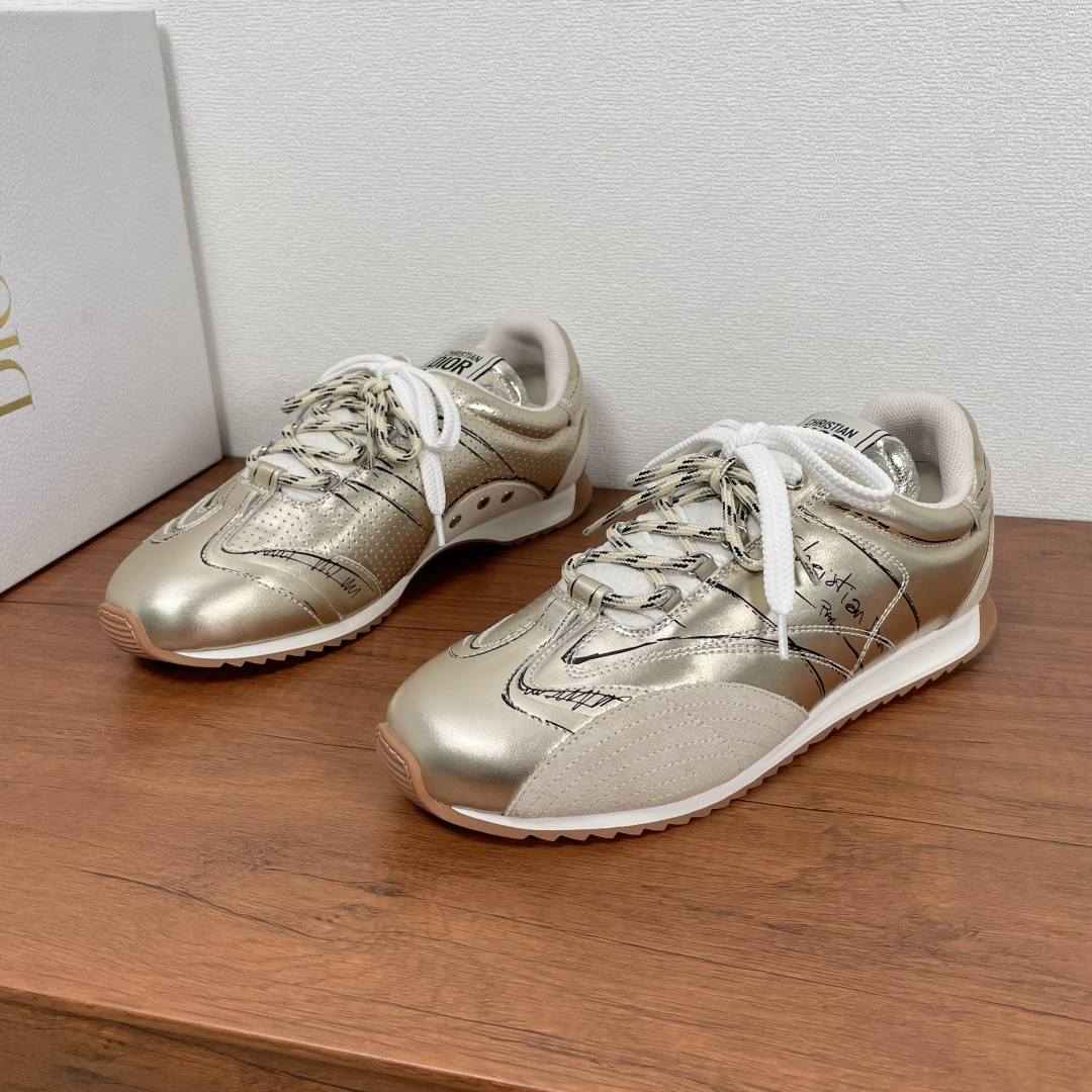 NO:280606,DIOR/Dior D-Sketch sneakers shipped. This D-Sketch sneakers are a new product in the spring and summer 2025 ready-to-wear series, highlighting the classic retro aesthetic. They are made of nylon fabric and matte cowhide leather stacking, decorated with printed logos inspired by the shoe production stage, paired with suede cowhide leather inserts and double lace design style. The sides are decorated with handwritten Christian Dior Paris logo, and the heel and tongue are embellished with Christian Dior Paris logo inserts and signs. Paired with a two-color slim rubber sole, fabric lining and shock-absorbing sweat-absorbing insoles, exquisite and durable, comfortable and stylish on the feet, light and breathable!  Fitted with a full set of dustproof bags in original packaging!  Men's size 39-40-41-42-43-44 Standard leather shoe size (38/45 can be customized and cannot be returned or exchanged) Article number A90040 Golden,,dior,dior,sneakers,cowhide19860909DIOR/迪奥 D-Sketch运动鞋出货 这款 D-Sketch 运动鞋是二零二五春夏成衣系列新品,彰显经典的复古美学.采用尼龙织物和雾面牛皮革叠层制作,饰以灵感源自鞋履制作阶段的印花标志,搭配绒面牛皮革镶片,双鞋带设计风格.侧面饰以手写风格的 Christian Dior Paris 标志,鞋跟和鞋舌点缀以 Christian Dior Paris 标志镶片和标牌.搭配双色纤薄橡胶鞋底,织物内里及减震吸汗鞋垫,精致耐看百搭,上脚舒适有型,轻盈透气！配全套原包装防尘袋！ 男码39-40-41-42-43-44 标准皮鞋码（38/45可定做不能退换） 货号A90040 金色,,dior,dior,sneakers,cowhide,Men's shoes