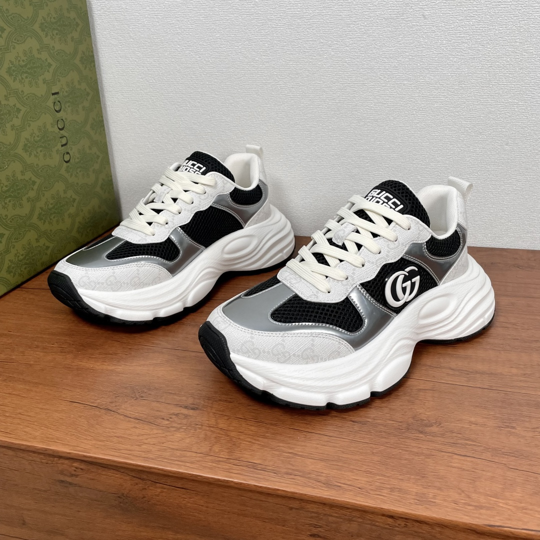 NO:280614,GUCCI/Gucci Rhyton series new GG thick-soled sneakers dad shoes This sneaker uses fabric mesh upper spliced ​​GG Supreme canvas, bright silver cowhide upper configuration, inheriting retro elements. The outside is decorated with interlocking double G logo, the shoe tongue is decorated with Gucci logo rubber label, thickened fabric lining, and embossed logo cowhide foot pads, paired with 5cm super thick black and white rubber outsole, comfortable and breathable on the upper foot, height-enhancing and stylish, classic inheritance!  With full packaging!  Number of codes 38-39-40-41-42-43-44 Standard leather shoes size (45 can be customized and does not support return and exchange) Article number AT6226 White and black, gucci, gucci, sneakers, cowhide19860909GUCCI/古驰 Rhyton系列新款GG厚底运动鞋老爹鞋 这款运动鞋采用织物网眼鞋面拼接GG Supreme帆布,亮银色牛皮革装饰鞋面构型,传承复古元素.外侧饰以互扣式双G标识,鞋舌饰以Gucci标识橡胶标签,加厚织物内衬,配以压纹徽标牛皮垫脚,搭配5cm超厚黑白配色橡胶大底,上脚舒适透气 ,增高有型,经典传承爆款！配全套包装！ 码数38-39-40-41-42-43-44 标准皮鞋尺码（45可定做不支持退换） 货号AT6226 白黑,,gucci,gucci,sneakers,cowhide,Men's shoes