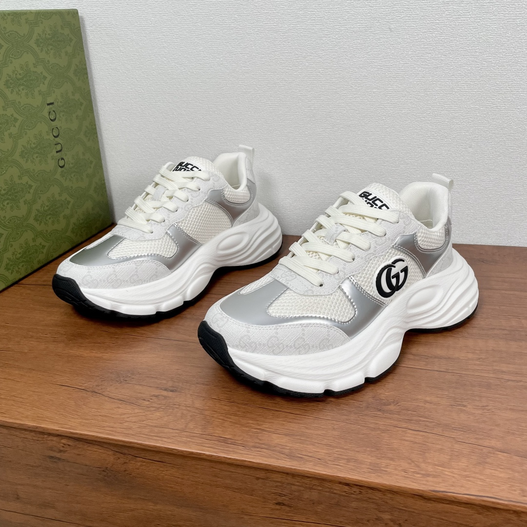 NO:280610,GUCCI/Gucci Rhyton series new GG thick-soled sneakers dad shoes This sneaker uses fabric mesh upper spliced ​​GG Supreme canvas, bright silver cowhide upper configuration, inheriting retro elements. The outside is decorated with interlocking double G logo, the shoe tongue is decorated with Gucci logo rubber label, thickened fabric lining, and embossed logo cowhide foot pads, paired with 5cm super thick black and white rubber outsole, comfortable and breathable on the upper foot, height-enhancing and stylish, classic inheritance!  With full packaging!  Size 38-39-40-41-42-43-44 Standard leather shoes size (45 can be customized and does not support return and exchange) Article number AT6226 White,,gucci,gucci,sneakers,cowhide19860909GUCCI/古驰 Rhyton系列新款GG厚底运动鞋老爹鞋 这款运动鞋采用织物网眼鞋面拼接GG Supreme帆布,亮银色牛皮革装饰鞋面构型,传承复古元素.外侧饰以互扣式双G标识,鞋舌饰以Gucci标识橡胶标签,加厚织物内衬,配以压纹徽标牛皮垫脚,搭配5cm超厚黑白配色橡胶大底,上脚舒适透气 ,增高有型,经典传承爆款！配全套包装！ 码数38-39-40-41-42-43-44 标准皮鞋尺码（45可定做不支持退换） 货号AT6226 白色,,gucci,gucci,sneakers,cowhide,Men's shoes