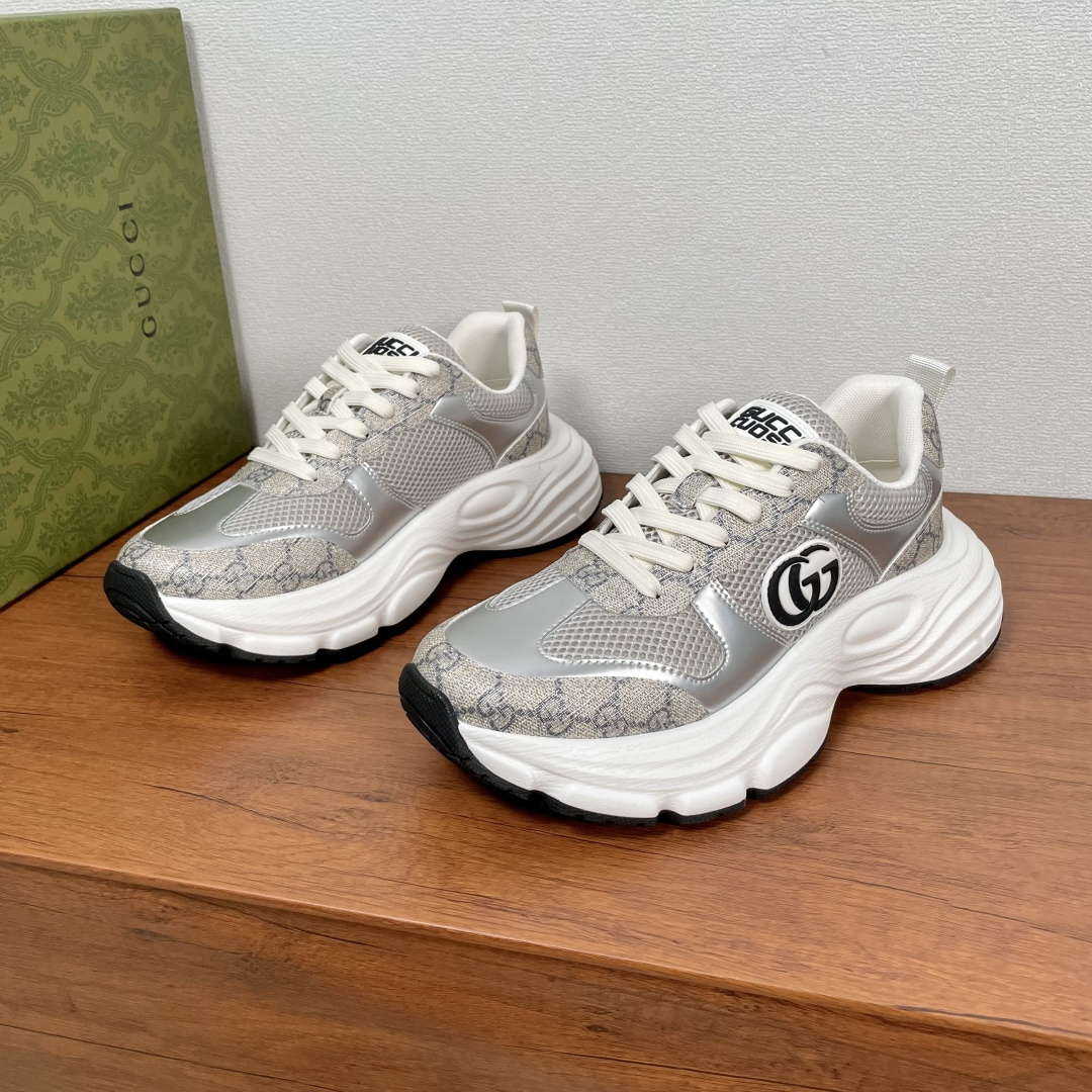 NO:280612,GUCCI/Gucci Rhyton series new GG thick-soled sneakers dad shoes This sneaker uses fabric mesh upper spliced ​​GG Supreme canvas, bright silver cowhide upper configuration, inheriting retro elements. The outside is decorated with interlocking double G logo, the shoe tongue is decorated with Gucci logo rubber label, thickened fabric lining, and embossed logo cowhide foot pads, paired with 5cm super thick black and white rubber outsole, comfortable and breathable on the upper foot, height-enhancing and stylish, classic inheritance!  With full packaging!  Size 38-39-40-41-42-43-44 Standard leather shoes size (45 can be customized and does not support return and exchange) Article number AT6226 Gray, gucci, gucci, sneakers, cowhide19860909GUCCI/古驰 Rhyton系列新款GG厚底运动鞋老爹鞋 这款运动鞋采用织物网眼鞋面拼接GG Supreme帆布,亮银色牛皮革装饰鞋面构型,传承复古元素.外侧饰以互扣式双G标识,鞋舌饰以Gucci标识橡胶标签,加厚织物内衬,配以压纹徽标牛皮垫脚,搭配5cm超厚黑白配色橡胶大底,上脚舒适透气 ,增高有型,经典传承爆款！配全套包装！ 码数38-39-40-41-42-43-44 标准皮鞋尺码（45可定做不支持退换） 货号AT6226 灰色,,gucci,gucci,sneakers,cowhide,Men's shoes