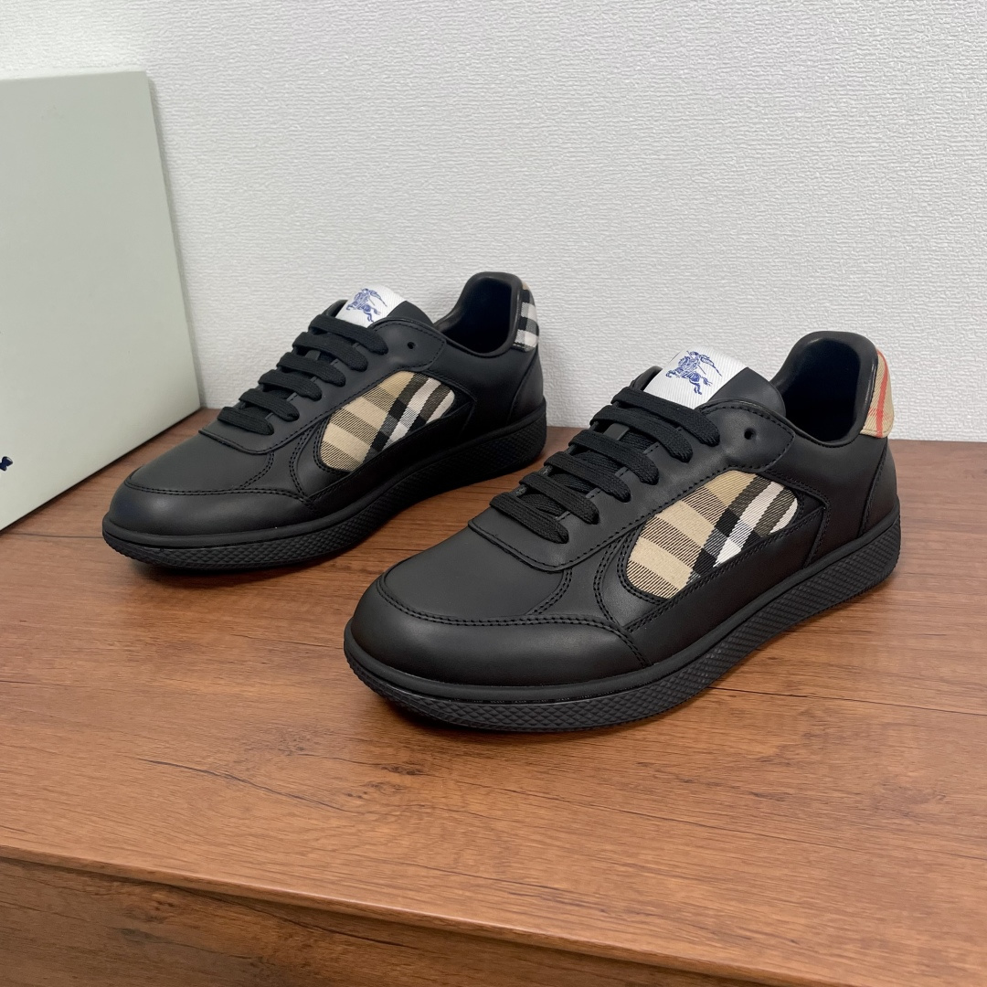 NO:351656,Coded BURBERRY/Burberry New Men's Terrace Casual Sports Shoes are made of exquisite imported smooth calfskin, with contrasting cut pieces on the heel and sides, and are decorated with iconic sand-colored worsted Burberry check. The tongue is decorated with equestrian knight logo, and the rubber sole is integrated into the collection of Burberry letter logo. Soft sheepskin inner foot pads, comfortable and breathable on the feet, fashionable and stylish, classic and versatile black and white. With a full set of dust bags for original packaging!  Size 39-40-41-42-43-44 Standard leather shoes size (38/45/46 can be customized but does not support return and exchange) Article number B9372 Black, burberry, burberry, sneakers, cowhide, sheepskin19860909编码 BURBERRY/巴宝莉 新款男士Terrace休闲运动鞋 采用进口光滑小牛皮精美材质打造, 后跟及两侧搭配对比感裁片,装饰标志性沙色精纺 Burberry 格纹.鞋舌处点缀马术骑士徽标,橡胶鞋底融入典藏 Burberry 字母徽标.柔软羊皮内里垫脚,上脚舒适透气,时尚有型,黑白色经典百搭.配全套原包装防尘袋！ 码数39-40-41-42-43-44 标准皮鞋尺码（38/45/46可定做但不支持退换） 货号B9372 黑色,,burberry,burberry,sneakers,cowhide,sheepskin,Men's shoes