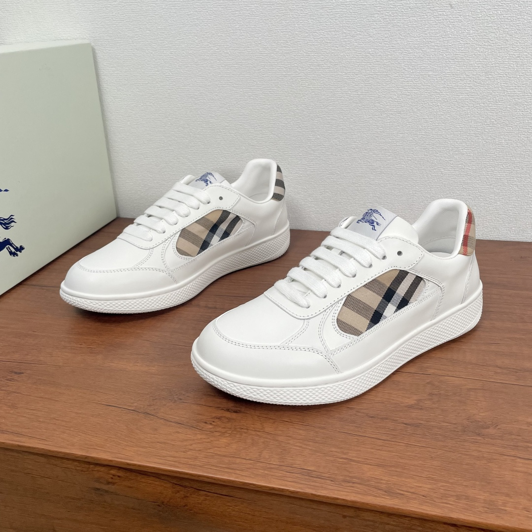 NO:351679,Coded BURBERRY/Burberry New Men's Terrace Casual Sports Shoes are made of exquisite imported smooth calfskin, with contrasting cut pieces on the heel and sides, and are decorated with iconic sand-colored worsted Burberry check. The tongue is decorated with equestrian knight logo, and the rubber sole is integrated into the collection of Burberry letter logo. Soft sheepskin inner foot pads, comfortable and breathable on the feet, fashionable and stylish, classic and versatile black and white. With a full set of dust bags for original packaging!  Size 39-40-41-42-43-44 Standard leather shoes size (38/45/46 can be customized but does not support return and exchange) Article number B9372 White, burberry, burberry, sneakers, cowhide, sheepskin19860909编码 BURBERRY/巴宝莉 新款男士Terrace休闲运动鞋 采用进口光滑小牛皮精美材质打造, 后跟及两侧搭配对比感裁片,装饰标志性沙色精纺 Burberry 格纹.鞋舌处点缀马术骑士徽标,橡胶鞋底融入典藏 Burberry 字母徽标.柔软羊皮内里垫脚,上脚舒适透气,时尚有型,黑白色经典百搭.配全套原包装防尘袋！ 码数39-40-41-42-43-44 标准皮鞋尺码（38/45/46可定做但不支持退换） 货号B9372 白色,,burberry,burberry,sneakers,cowhide,sheepskin,Men's shoes