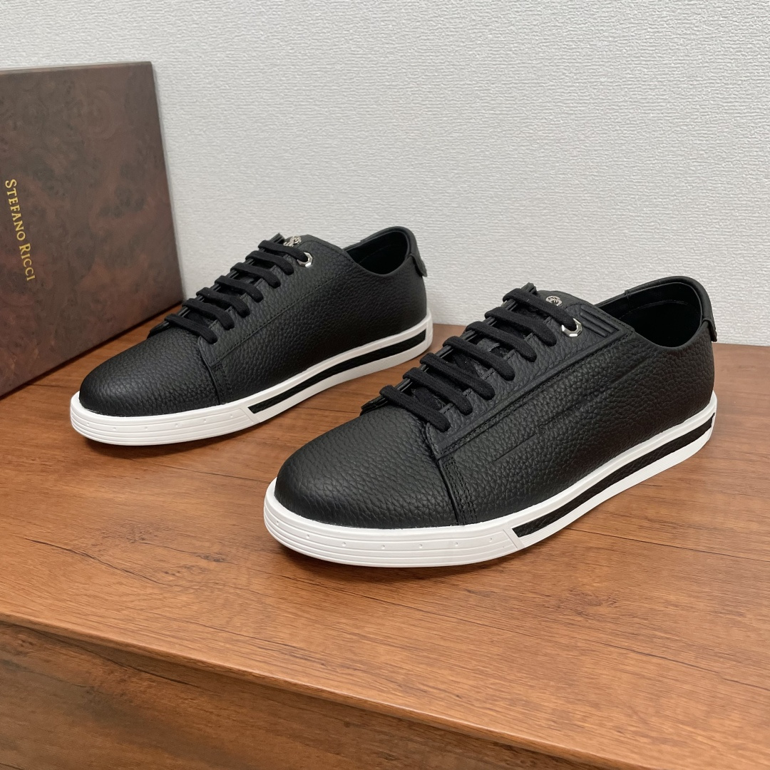 NO:284607,Stefano Ricci Men's new leather casual sports shoes. From a luxury brand in Italy, this sneaker is made of grained calfskin leather, paired with a two-color rubber outsole, full calfskin inner footbed, brand logo letter logo printed on the outside, heel cushion wrapping design style, the tongue is decorated with SR metal logo letter logo, the eyepiece is embellished with metal enamel style, classic shoe style, versatile and durable, and a fashionable style to the feet!  With full set of original packaging!  Size number 39-40-41-42-43-44 Standard leather shoe size Article number SR6586 grains black,,sneakers,cowhide19860909Stefano Ricci 男士新款皮革休闲运动板鞋 来自意大利奢侈的品牌,这款运动鞋采用粒面小牛皮皮革打造,搭配双色橡胶大底,全小牛皮内里垫脚,外侧压印有品牌logo字母标识,后跟垫层包裹设计风格 ,鞋舌饰以SR金属logo字母徽标,鞋眼点缀金属珐琅风格,经典板鞋款式,款式百搭耐看,上脚时尚感拉满的一款！配全套原包装！ 码数39-40-41-42-43-44 标准皮鞋码 货号SR6586粒面 黑色,,sneakers,cowhide,Men's shoes