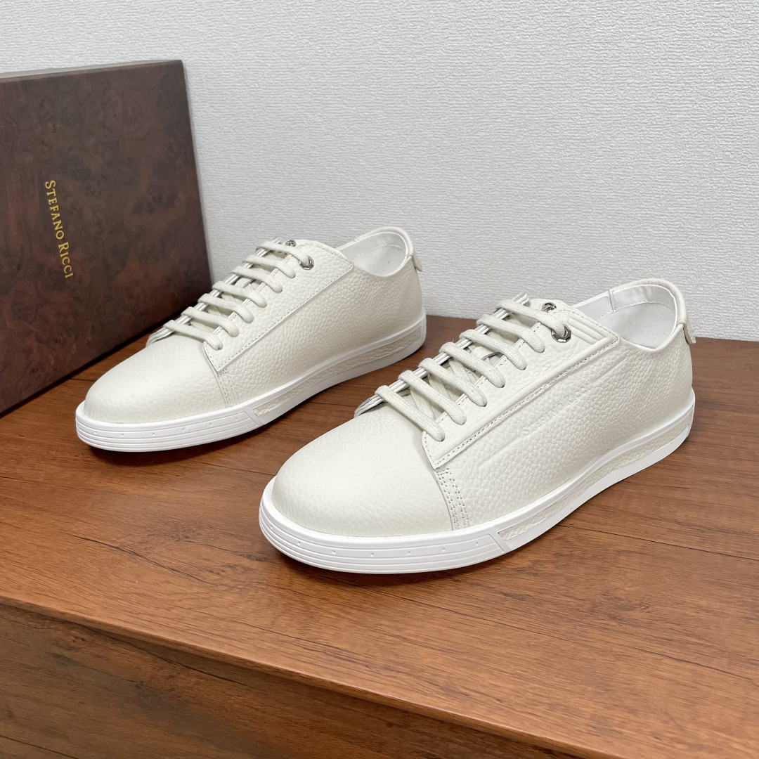 NO:284604,Stefano Ricci Men's new leather casual sports shoes. From a luxury brand in Italy, this sneaker is made of grained calfskin leather, paired with a two-color rubber outsole, full calfskin inner footbed, brand logo letter logo printed on the outside, heel cushion wrapping design style, the tongue is decorated with SR metal logo letter logo, the eyepiece is embellished with metal enamel style, classic shoe style, versatile and durable, and a fashionable style to the feet!  With full set of original packaging!  Size number 39-40-41-42-43-44 Standard leather shoe size Article number SR6586 grain white,,sneakers,cowhide19860909Stefano Ricci 男士新款皮革休闲运动板鞋 来自意大利奢侈的品牌,这款运动鞋采用粒面小牛皮皮革打造,搭配双色橡胶大底,全小牛皮内里垫脚,外侧压印有品牌logo字母标识,后跟垫层包裹设计风格 ,鞋舌饰以SR金属logo字母徽标,鞋眼点缀金属珐琅风格,经典板鞋款式,款式百搭耐看,上脚时尚感拉满的一款！配全套原包装！ 码数39-40-41-42-43-44 标准皮鞋码 货号SR6586粒面 白色,,sneakers,cowhide,Men's shoes