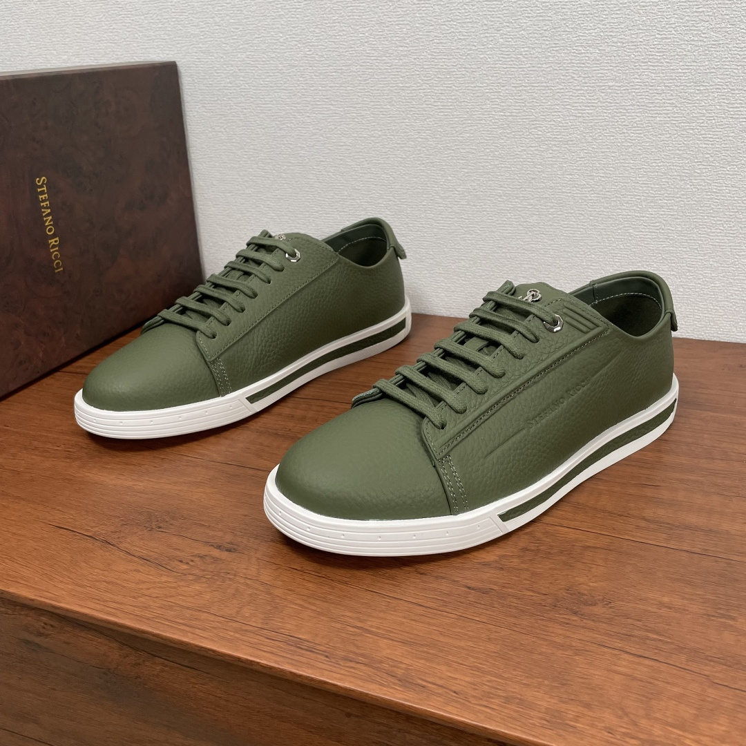 NO:284600,Stefano Ricci Men's new leather casual sports shoes. From a luxury brand in Italy, this sneaker is made of grained calfskin leather, paired with a two-color rubber outsole, full calfskin inner footbed, brand logo letter logo printed on the outside, heel cushion wrapping design style, the tongue is decorated with SR metal logo letter logo, the eyepiece is embellished with metal enamel style, classic shoe style, versatile and durable, and a fashionable style to the feet!  With full set of original packaging!  Size number 39-40-41-42-43-44 Standard leather shoe size Article number SR6586 grains Military green, Sneakers, cowhide19860909Stefano Ricci 男士新款皮革休闲运动板鞋 来自意大利奢侈的品牌,这款运动鞋采用粒面小牛皮皮革打造,搭配双色橡胶大底,全小牛皮内里垫脚,外侧压印有品牌logo字母标识,后跟垫层包裹设计风格 ,鞋舌饰以SR金属logo字母徽标,鞋眼点缀金属珐琅风格,经典板鞋款式,款式百搭耐看,上脚时尚感拉满的一款！配全套原包装！ 码数39-40-41-42-43-44 标准皮鞋码 货号SR6586粒面 军绿,,sneakers,cowhide,Men's shoes