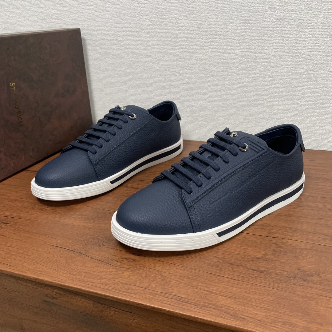 NO:284596,Stefano Ricci Men's new leather casual sports shoes. From a luxury brand in Italy, this sneaker is made of grained calfskin leather, paired with a two-color rubber outsole, full calfskin inner footbed, brand logo letter logo printed on the outside, heel cushion wrapping design style, the tongue is decorated with SR metal logo letter logo, the eyepiece is embellished with metal enamel style, classic shoe style, versatile and durable, and a fashionable style to the feet!  With full set of original packaging!  Size number 39-40-41-42-43-44 Standard leather shoe size Article number SR6586 grains Blue, Sneakers, cowhide19860909Stefano Ricci 男士新款皮革休闲运动板鞋 来自意大利奢侈的品牌,这款运动鞋采用粒面小牛皮皮革打造,搭配双色橡胶大底,全小牛皮内里垫脚,外侧压印有品牌logo字母标识,后跟垫层包裹设计风格 ,鞋舌饰以SR金属logo字母徽标,鞋眼点缀金属珐琅风格,经典板鞋款式,款式百搭耐看,上脚时尚感拉满的一款！配全套原包装！ 码数39-40-41-42-43-44 标准皮鞋码 货号SR6586粒面 蓝色,,sneakers,cowhide,Men's shoes