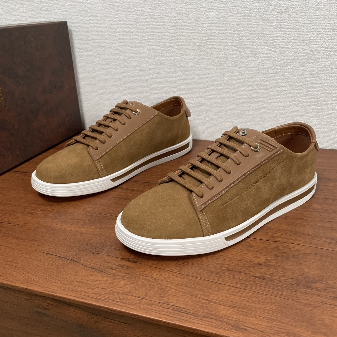 NO:284624,Stefano Ricci Men's new leather casual sports shoes. From a luxury brand in Italy, this sneaker is made of suede leather, paired with a two-color rubber outsole, full calfskin inner footbed, brand logo letter logo printed on the outside, heel cushion wrapping design style, the tongue is decorated with SR metal logo letter logo, the eyepiece is embellished with metal enamel style, classic shoe style, versatile and durable, and a fashionable style to the feet!  With full set of original packaging!  Size 39-40-41-42-43-44 Standard leather shoe size Article number SR6586 suede brown, Sneakers, cowhide19860909Stefano Ricci 男士新款皮革休闲运动板鞋 来自意大利奢侈的品牌,这款运动鞋采用绒面牛皮革打造,搭配双色橡胶大底,全小牛皮内里垫脚,外侧压印有品牌logo字母标识,后跟垫层包裹设计风格 ,鞋舌饰以SR金属logo字母徽标,鞋眼点缀金属珐琅风格,经典板鞋款式,款式百搭耐看,上脚时尚感拉满的一款！配全套原包装！ 码数39-40-41-42-43-44 标准皮鞋码 货号SR6586绒面 棕色,,sneakers,cowhide,Men's shoes