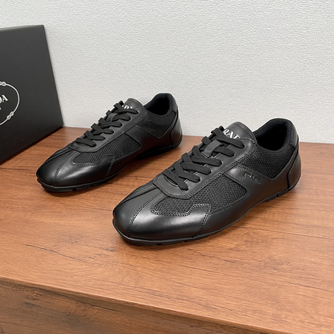 NO:346444,Code Prada/Prada New Wind series casual sneakers for spring and summer men. This sneaker is selected for mixing and matching imported calfskin and department-grade fabrics. It is simple and generous, fashionable and elegant. The whole pair of shoes has smooth lines and is exquisite and stylish. It is mainly a comfortable, refreshing and breathable. The inner part of the fabric is decorated with a logo, making the feet particularly comfortable and enjoyable. Classic rubber pelleted sole, anti-slip and wear-resistant, ultra-light and super foot protection, worth owning. It is equipped with dust bags in the original box!  Code number 39-40-41-42-43-44 Standard leather shoe size Article number 4E2405 mesh black, prada, prada, sneakers, cowhide19860909编码 Prada/普拉达 春夏男士新款Wind系列休闲运动鞋 这款运动鞋臻选进口小牛皮和科级织物混搭拼接,简单大方、时尚气质,整双鞋子线条顺滑,玲珑有致,主打一个舒适清爽透气,织物内里,真皮脚床饰以徽标,上脚特别舒适和享受.经典橡胶颗粒大底,防滑耐磨,超轻超护脚,值得拥有. 配原盒包装防尘袋！ 码数39-40-41-42-43-44 标准皮鞋码 货号4E2405网面 黑色,,prada,prada,sneakers,cowhide,Men's shoes