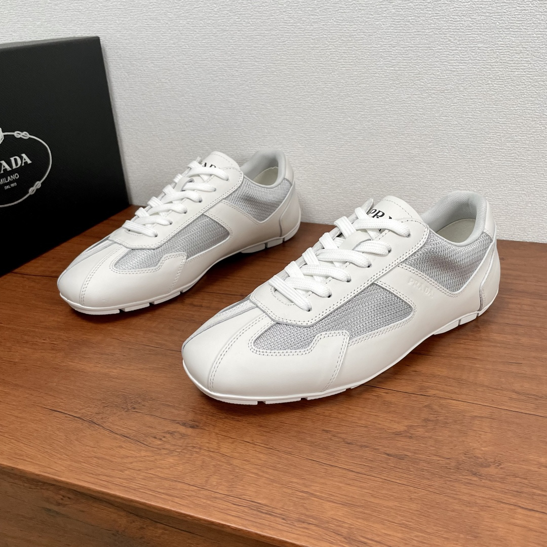 NO:346463,Code Prada/Prada New Wind series casual sneakers for spring and summer men. This sneaker is selected for mixing and matching imported calfskin and department-grade fabrics. It is simple and generous, fashionable and elegant. The whole pair of shoes has smooth lines and is exquisite and stylish. It is mainly a comfortable, refreshing and breathable. The inner part of the fabric is decorated with a logo, making the feet particularly comfortable and enjoyable. Classic rubber pelleted sole, anti-slip and wear-resistant, ultra-light and super foot protection, worth owning. It is equipped with dust bags in the original box!  Code number 39-40-41-42-43-44 Standard leather shoe size Article number 4E2405 mesh white gray, prada, prada, sneakers, cowhide19860909编码 Prada/普拉达 春夏男士新款Wind系列休闲运动鞋 这款运动鞋臻选进口小牛皮和科级织物混搭拼接,简单大方、时尚气质,整双鞋子线条顺滑,玲珑有致,主打一个舒适清爽透气,织物内里,真皮脚床饰以徽标,上脚特别舒适和享受.经典橡胶颗粒大底,防滑耐磨,超轻超护脚,值得拥有. 配原盒包装防尘袋！ 码数39-40-41-42-43-44 标准皮鞋码 货号4E2405网面 白灰,,prada,prada,sneakers,cowhide,Men's shoes