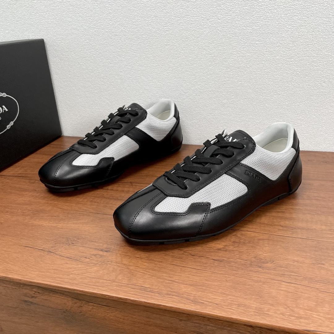 NO:346495,Code Prada/Prada New Wind series casual sneakers for spring and summer men. This sneaker is selected for mixing and matching imported calfskin and department-grade fabrics. It is simple and generous, fashionable and elegant. The whole pair of shoes has smooth lines and is exquisite and stylish. It is mainly a comfortable, refreshing and breathable. The inner part of the fabric is decorated with a logo, making the feet particularly comfortable and enjoyable. Classic rubber pelleted sole, anti-slip and wear-resistant, ultra-light and super foot protection, worth owning. It is equipped with dust bags in the original box!  Code number 39-40-41-42-43-44 Standard leather shoe size Article number 4E2405 mesh black gray, prada, prada, sneakers, cowhide19860909编码 Prada/普拉达 春夏男士新款Wind系列休闲运动鞋 这款运动鞋臻选进口小牛皮和科级织物混搭拼接,简单大方、时尚气质,整双鞋子线条顺滑,玲珑有致,主打一个舒适清爽透气,织物内里,真皮脚床饰以徽标,上脚特别舒适和享受.经典橡胶颗粒大底,防滑耐磨,超轻超护脚,值得拥有. 配原盒包装防尘袋！ 码数39-40-41-42-43-44 标准皮鞋码 货号4E2405网面 黑灰,,prada,prada,sneakers,cowhide,Men's shoes