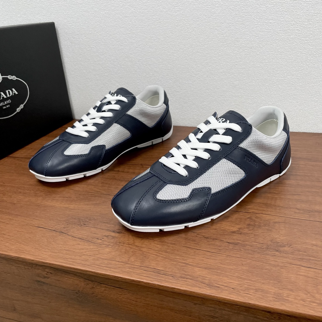 NO:346508,Code Prada/Prada New Wind series casual sneakers for spring and summer men. This sneaker is selected for mixing and matching imported calfskin and department-grade fabrics. It is simple and generous, fashionable and elegant. The whole pair of shoes has smooth lines and is exquisite and stylish. It is mainly a comfortable, refreshing and breathable. The inner part of the fabric is decorated with a logo, making the feet particularly comfortable and enjoyable. Classic rubber pelleted sole, anti-slip and wear-resistant, ultra-light and super foot protection, worth owning. It is equipped with dust bags in the original box!  Code number 39-40-41-42-43-44 Standard leather shoe size Article number 4E2405 mesh blue gray, prada, prada, sneakers, cowhide19860909编码 Prada/普拉达 春夏男士新款Wind系列休闲运动鞋 这款运动鞋臻选进口小牛皮和科级织物混搭拼接,简单大方、时尚气质,整双鞋子线条顺滑,玲珑有致,主打一个舒适清爽透气,织物内里,真皮脚床饰以徽标,上脚特别舒适和享受.经典橡胶颗粒大底,防滑耐磨,超轻超护脚,值得拥有. 配原盒包装防尘袋！ 码数39-40-41-42-43-44 标准皮鞋码 货号4E2405网面 蓝灰,,prada,prada,sneakers,cowhide,Men's shoes