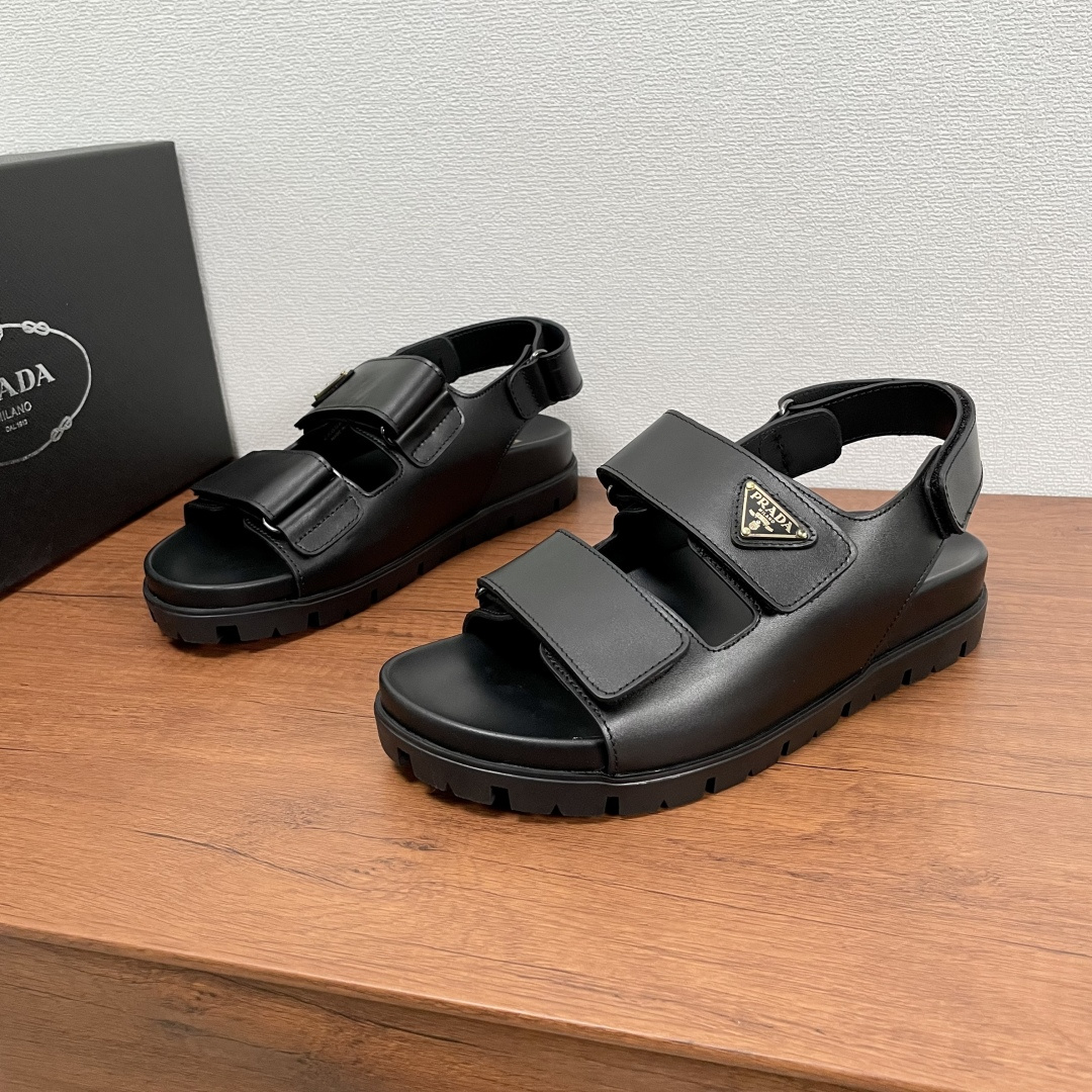 NO:351396,Code YS002533 Prada Men's new leather strap sandals This sandal is made of smooth calf leather, lined with all cowhides, embellished with sports style details, and an enamel triangle metal logo highlights the classic brand characteristics. It is matched with Velcro straps and rubber concave and concave and thick sole, presents simple and modern lines, showing casual charm, comfortable on the feet, fashionable and versatile style, and the first choice for men in summer!  Fitted with a full set of dust-proof bags!  Number of codes 39-40-41-42-43-44-45-46 Article number 2X8940,,prada,prada,sandals,cowhide19860909编码YS002533 Prada/普拉达 男士新款皮革系带凉鞋 这款凉鞋采用光滑小牛皮革打造,内衬全牛皮,点缀运动风格细节,涂珐琅三角形金属徽标彰显品牌经典特色.搭配魔术贴袢带与橡胶凹凸厚底,呈现出简洁现代的线条,彰显休闲魅力,上脚舒适,款式时尚百搭,夏季男士首选单品！配全套包装防尘袋！ 码数39-40-41-42-43-44-45-46 货号2X8940,,prada,prada,sandals,cowhide,Men's shoes